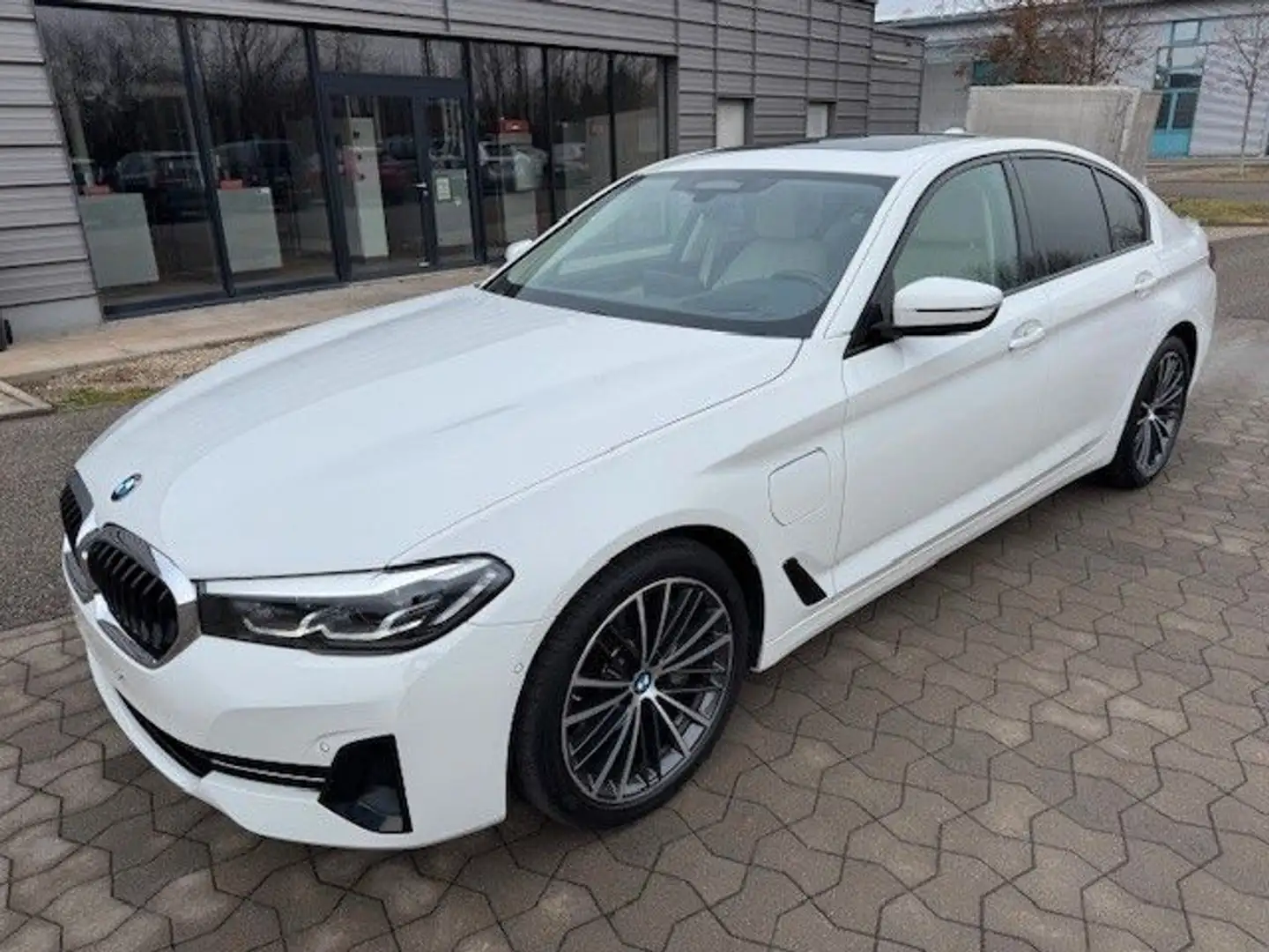 BMW 545 e xDrive Lim.  Head-Up / Leder / Weiß - 1