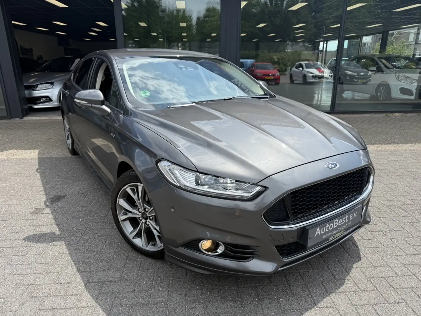 Ford Mondeo 2.0 ST Line Titanium Sedan 200PK Topstaat. Grijs - 2