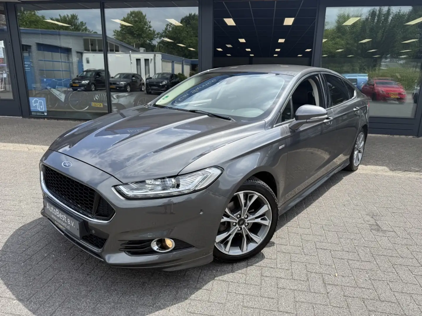 Ford Mondeo 2.0 ST Line Titanium Sedan 200PK Topstaat. Grijs - 1