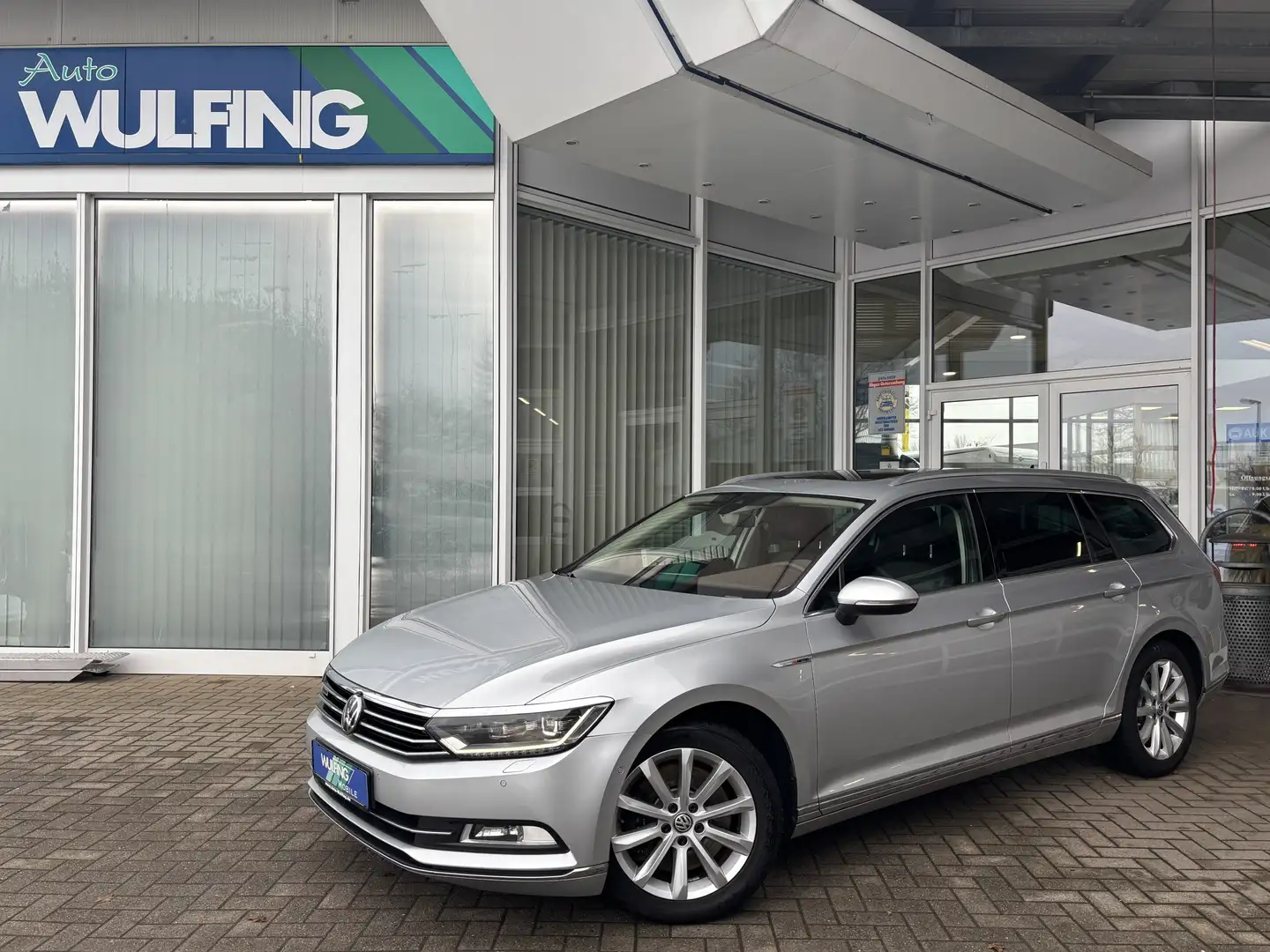 Volkswagen Passat 2.0TDI Highline DSG 4Motion Pano Navi ACC Argent - 1