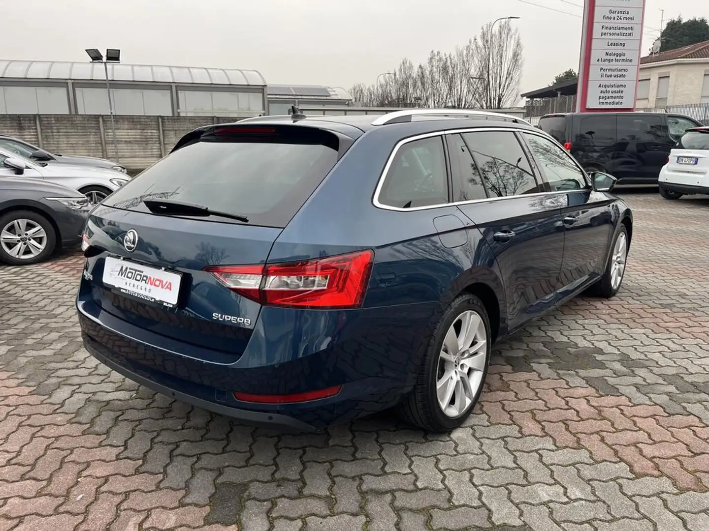 Skoda Superb Wagon 1.5 tsi Executive dsg Blau - 2