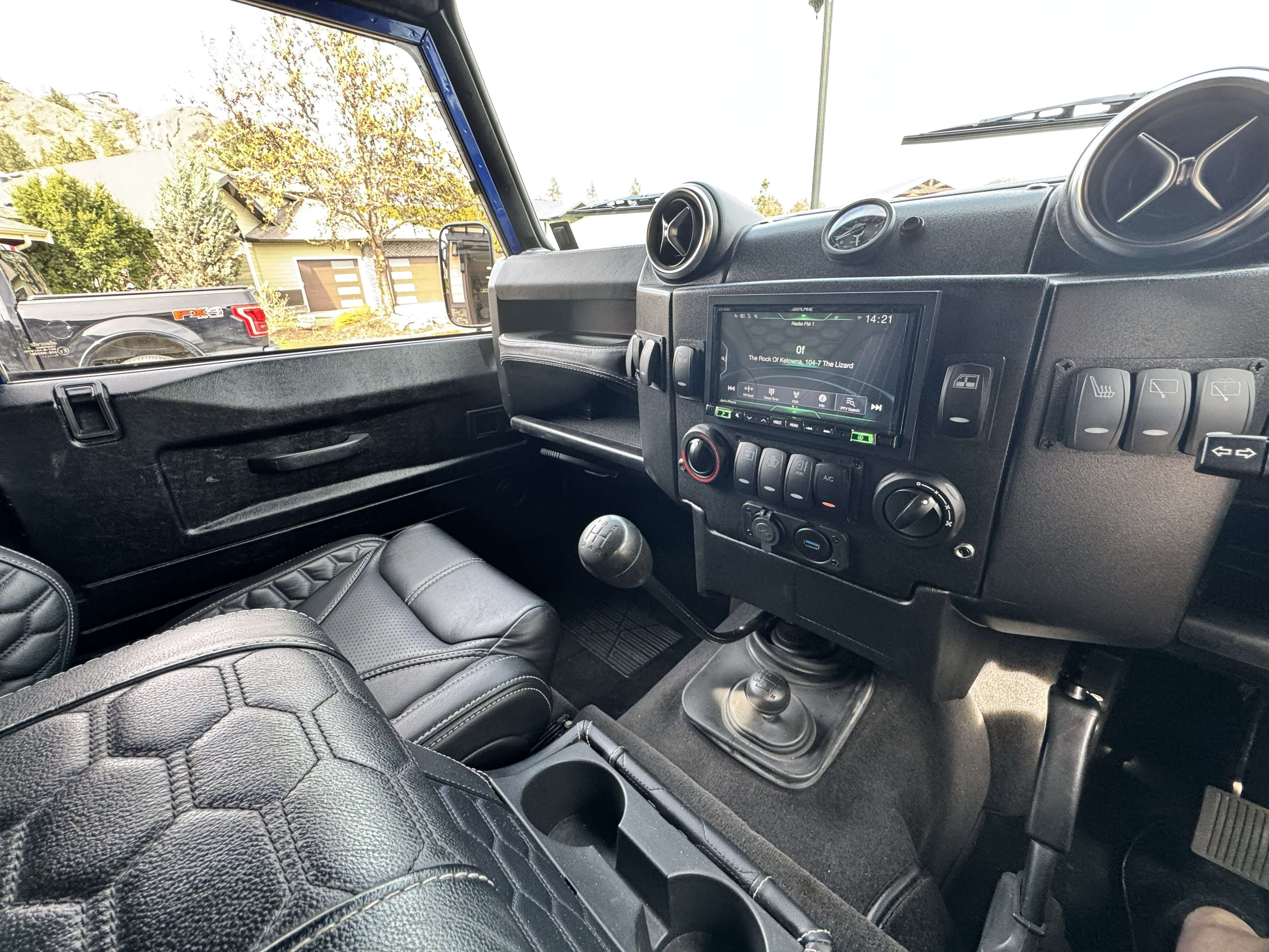 2002 Land Rover Defender thumb 15