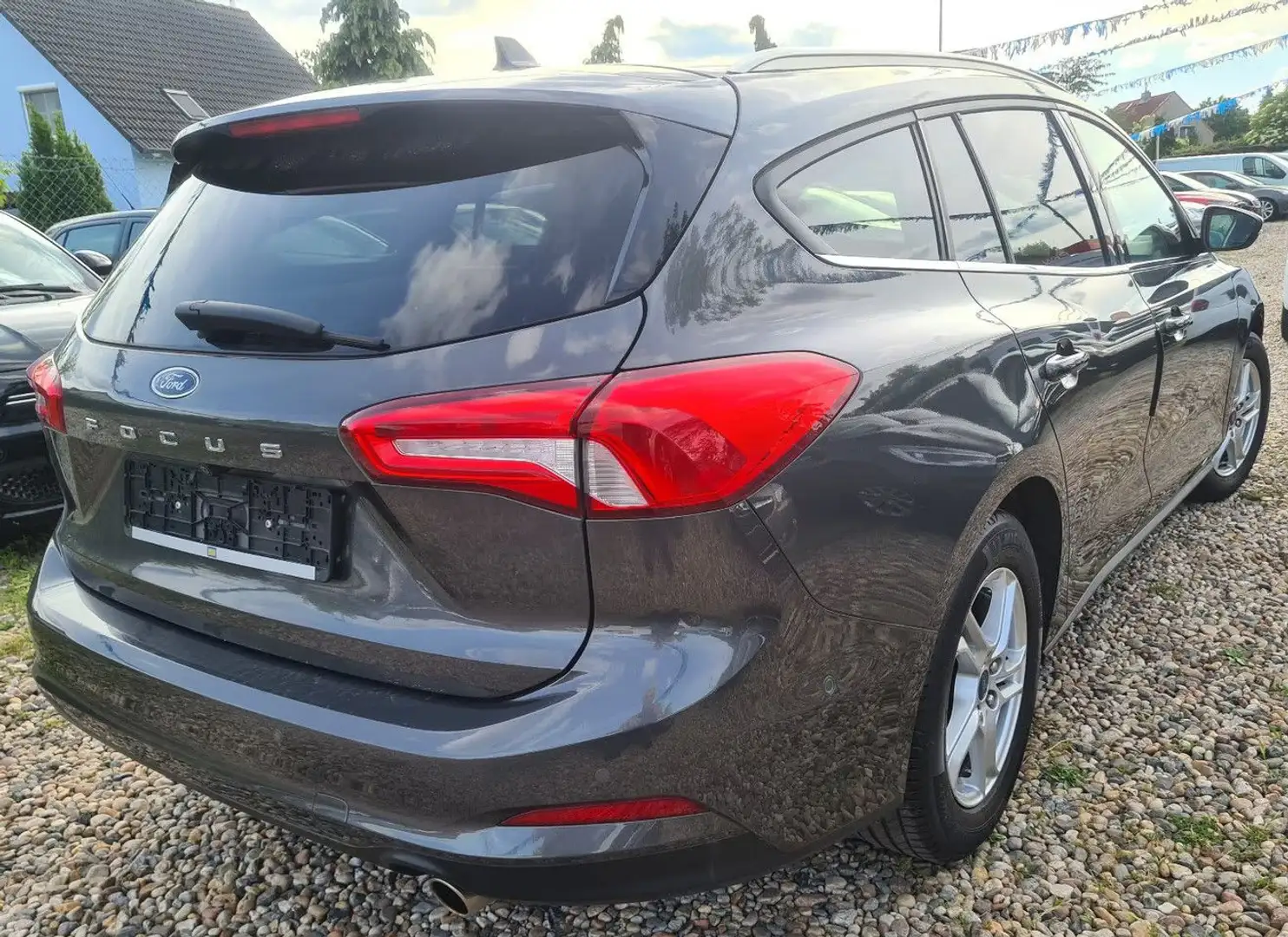 Ford Focus Turnier 1,5 TDCi  * SUPER AUSSTATTUNG * Grau - 2