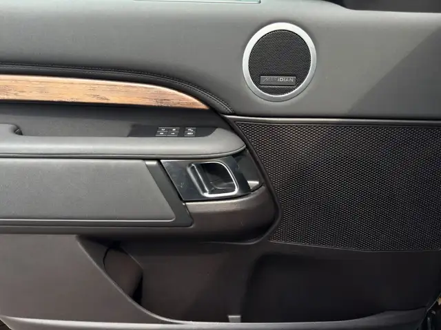 Land Rover Discovery view 16