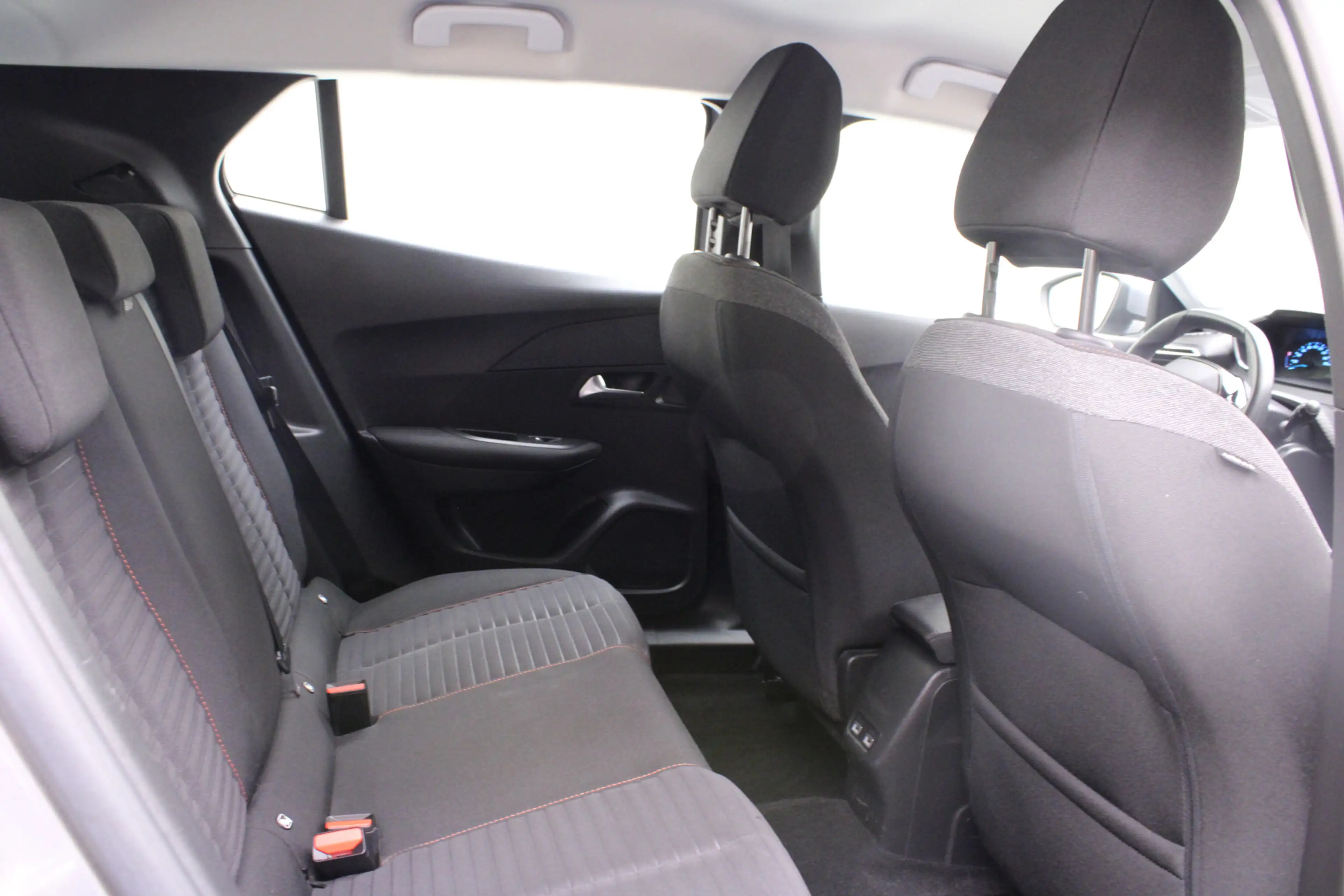 Peugeot e-2008 EV Active 50 kWh | Climate / Cruise / Carplay / Bl — photo 16