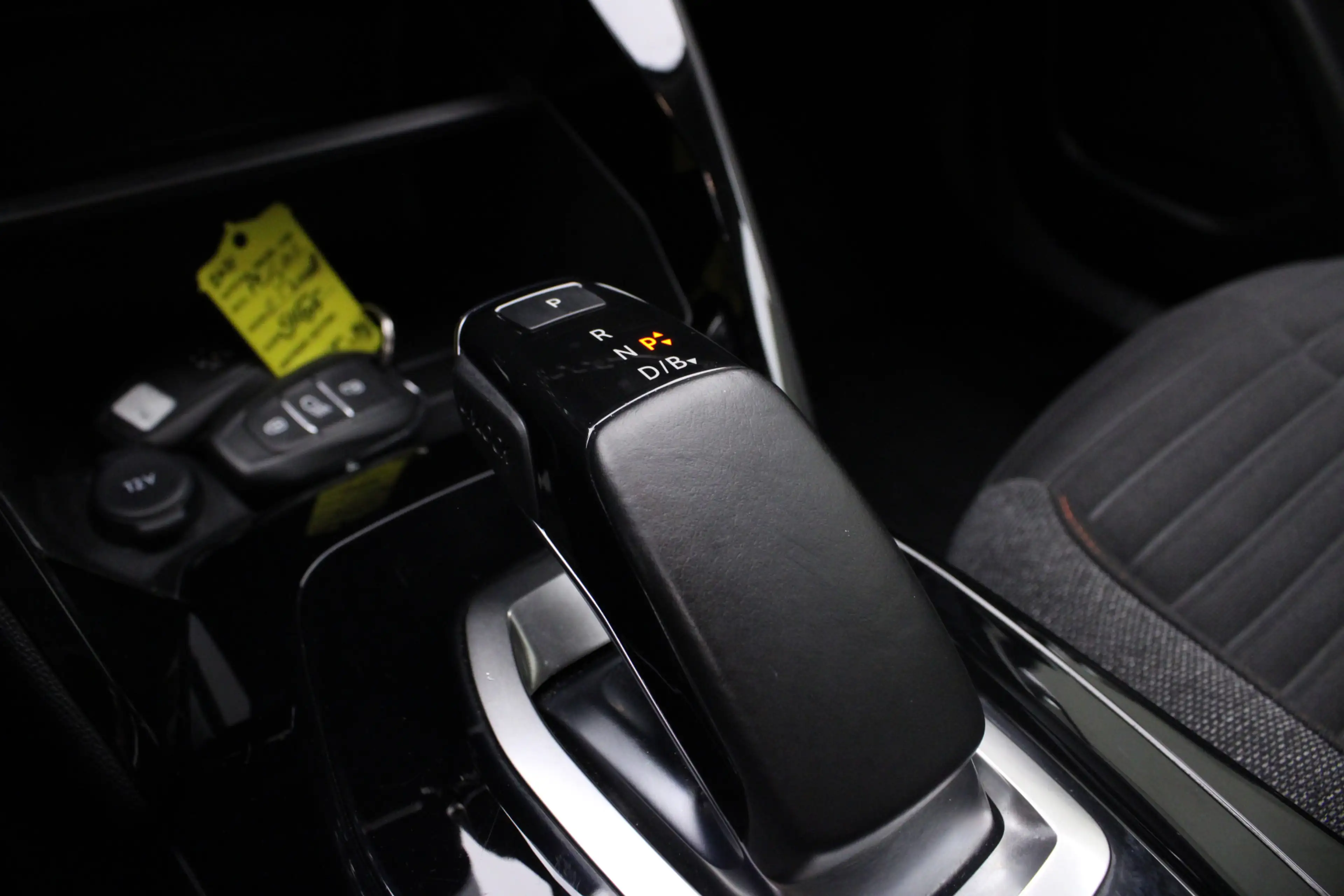 Peugeot e-2008 EV Active 50 kWh | Climate / Cruise / Carplay / Bl — photo 27