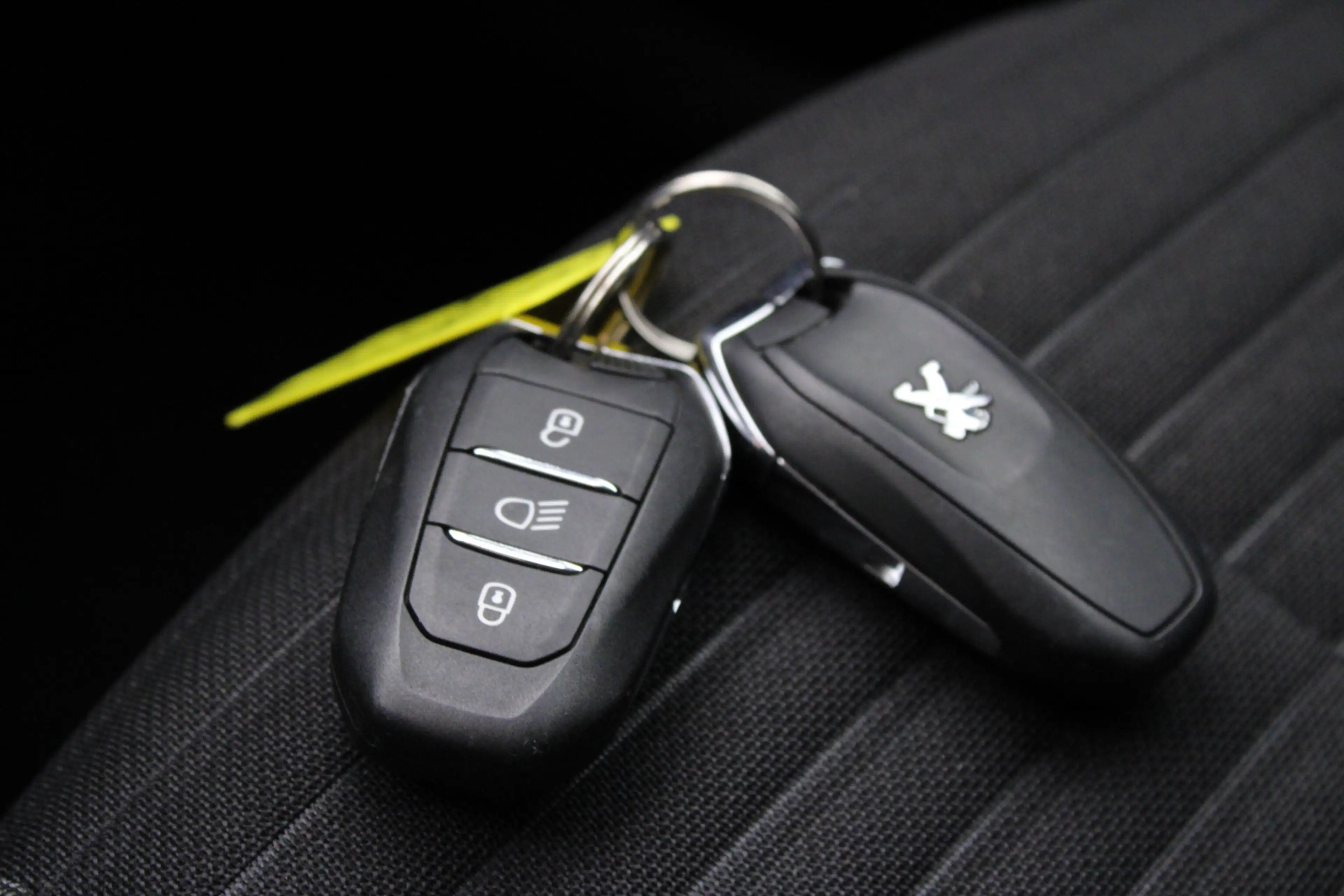 Peugeot e-2008 EV Active 50 kWh | Climate / Cruise / Carplay / Bl — photo 18