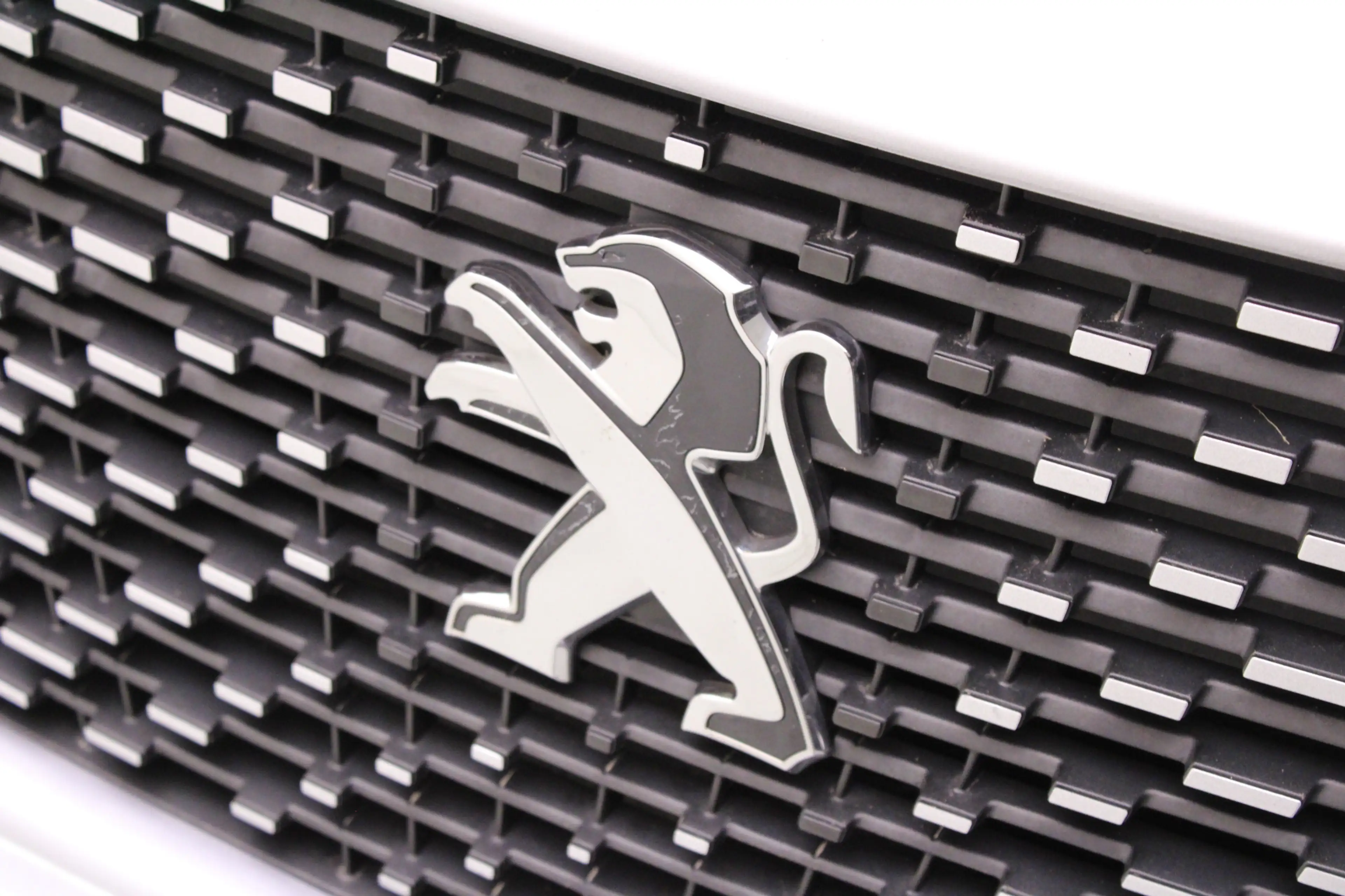 Peugeot e-2008 EV Active 50 kWh | Climate / Cruise / Carplay / Bl — photo 10