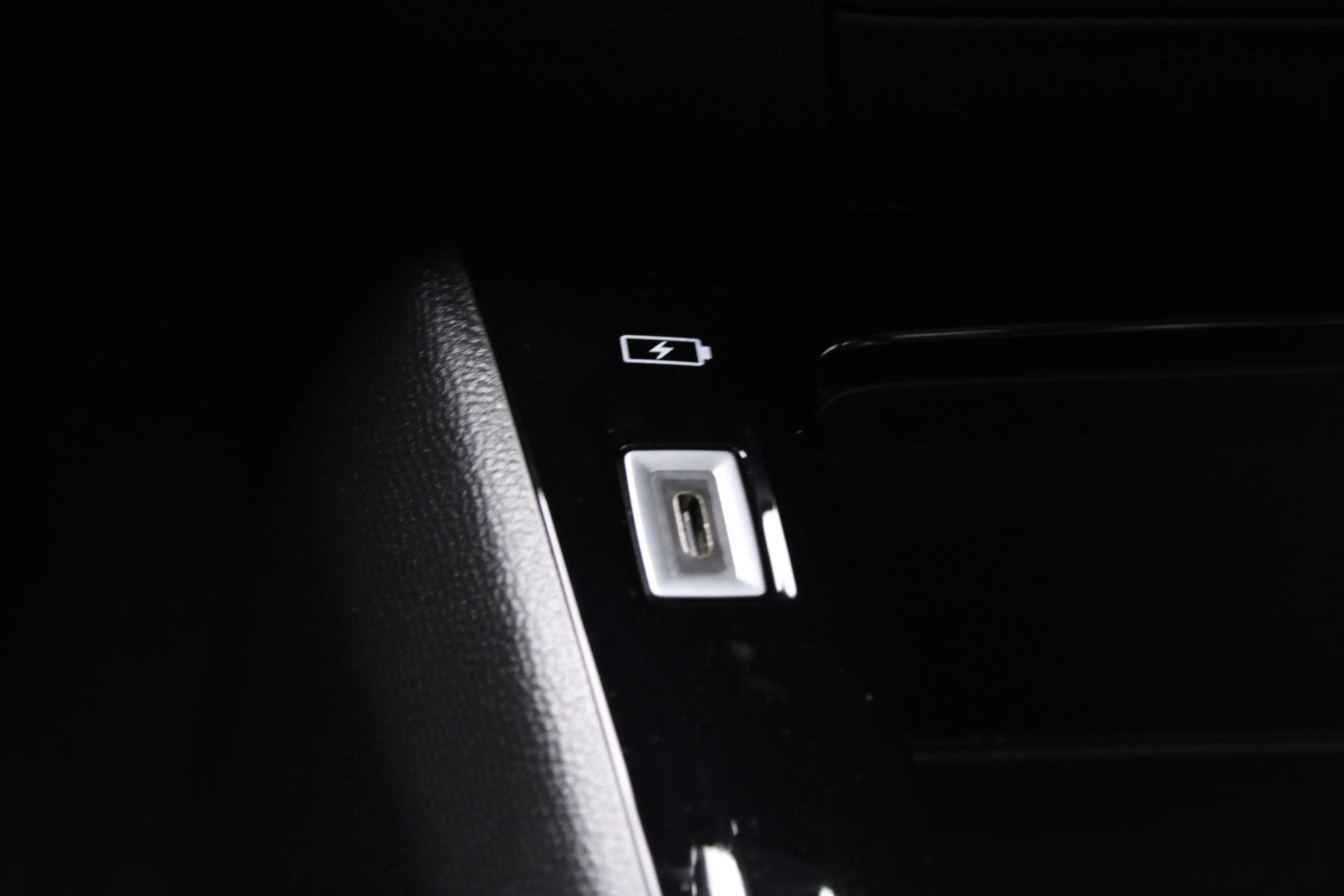 Peugeot e-2008 EV Active 50 kWh | Climate / Cruise / Carplay / Bl — photo 39