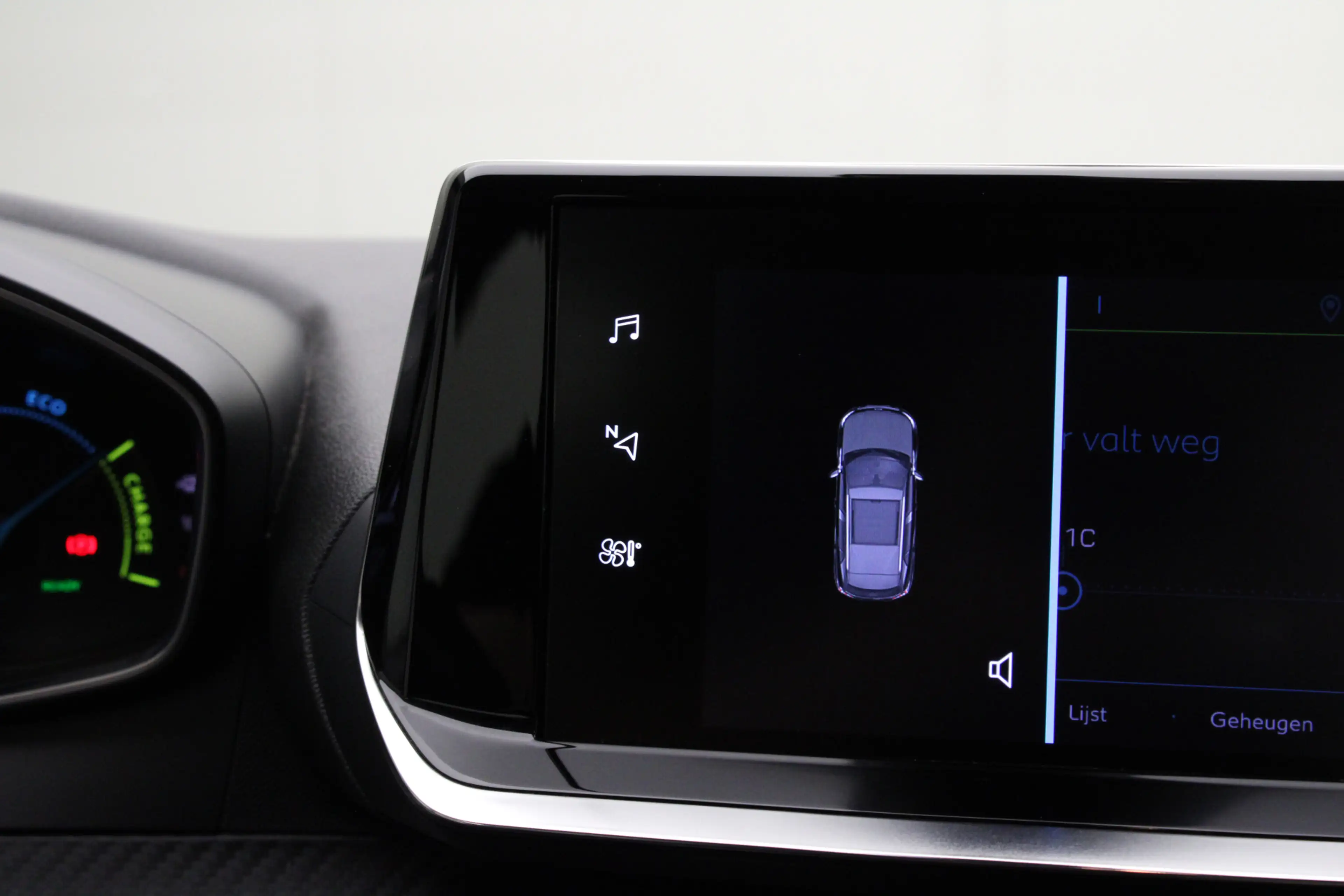 Peugeot e-2008 EV Active 50 kWh | Climate / Cruise / Carplay / Bl — photo 33