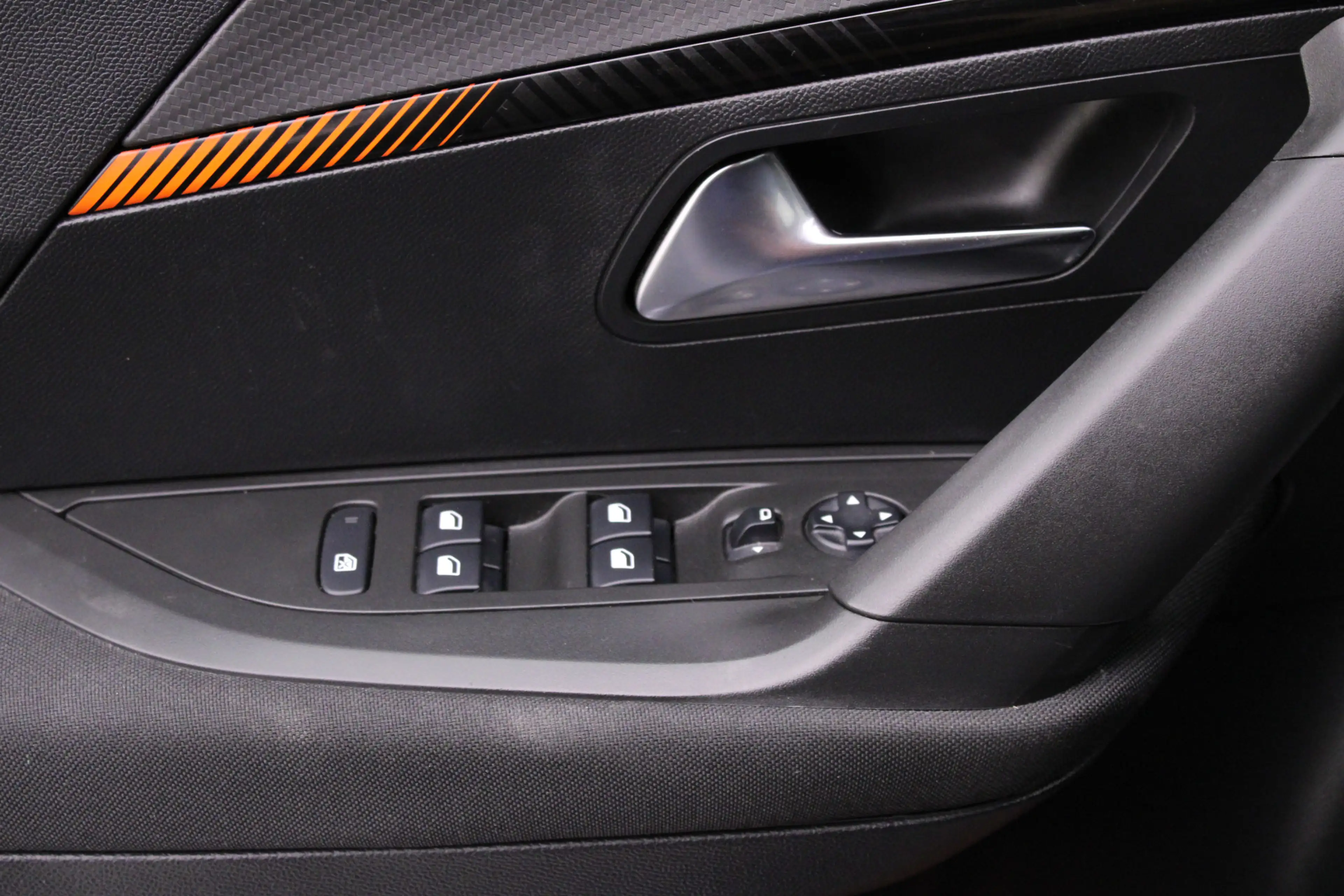 Peugeot e-2008 EV Active 50 kWh | Climate / Cruise / Carplay / Bl — photo 19