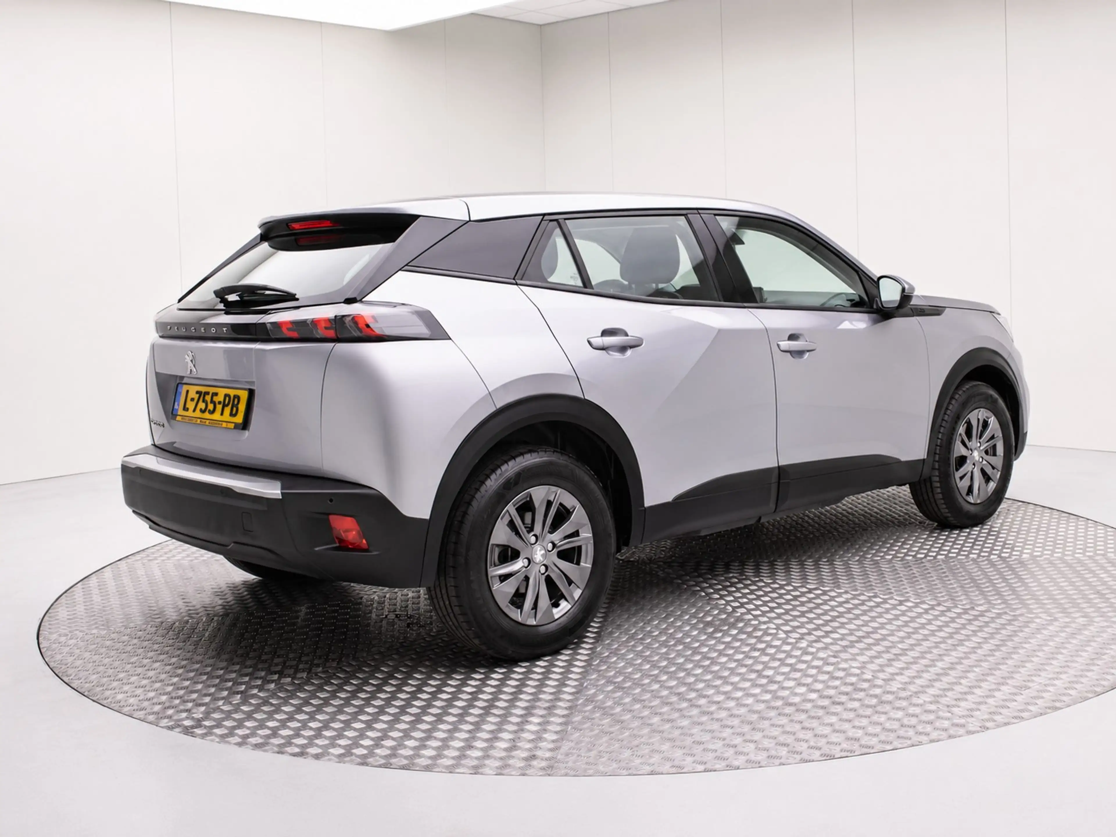 Peugeot e-2008 EV Active 50 kWh | Climate / Cruise / Carplay / Bl — photo 5