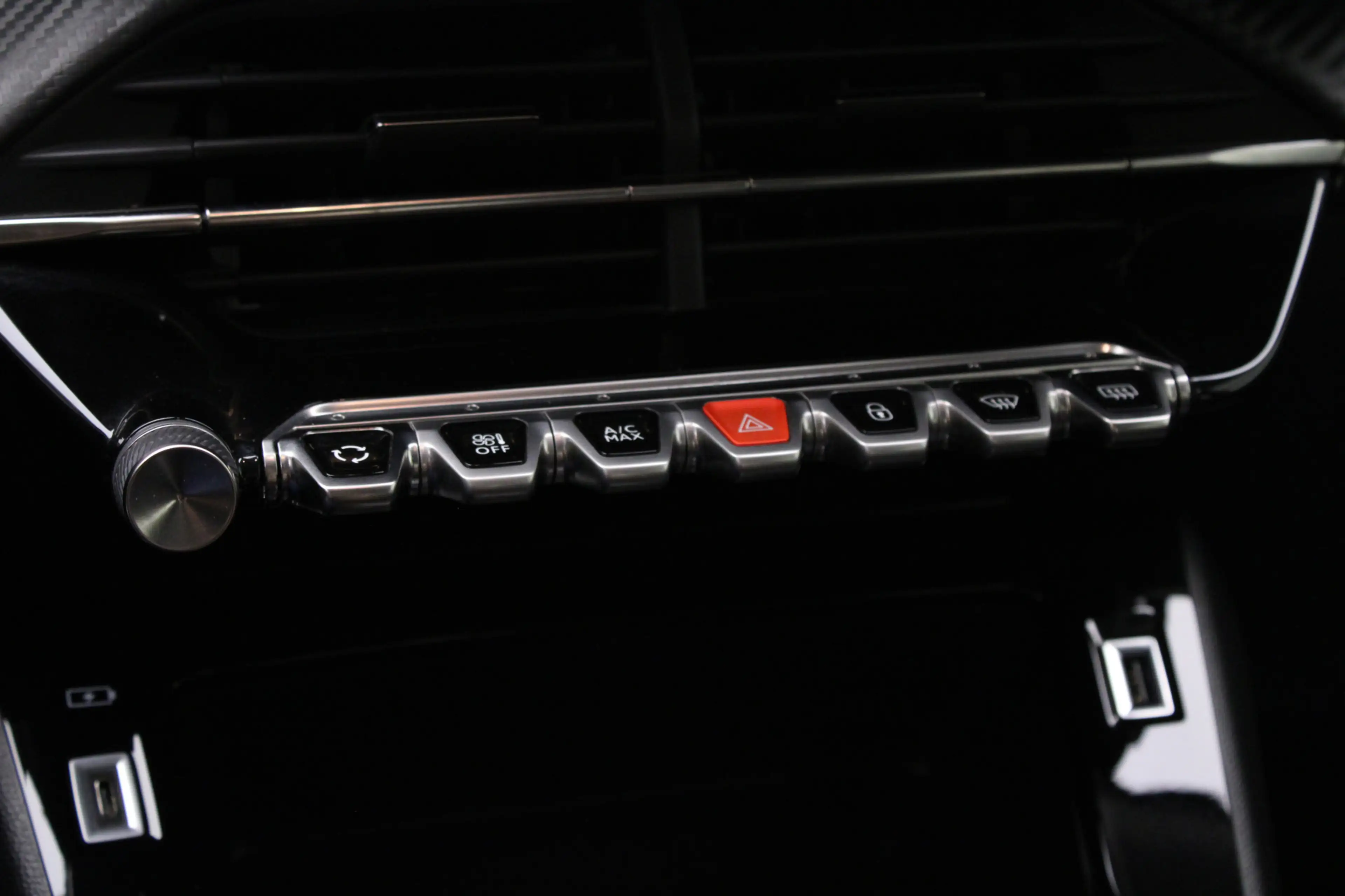 Peugeot e-2008 EV Active 50 kWh | Climate / Cruise / Carplay / Bl — photo 28