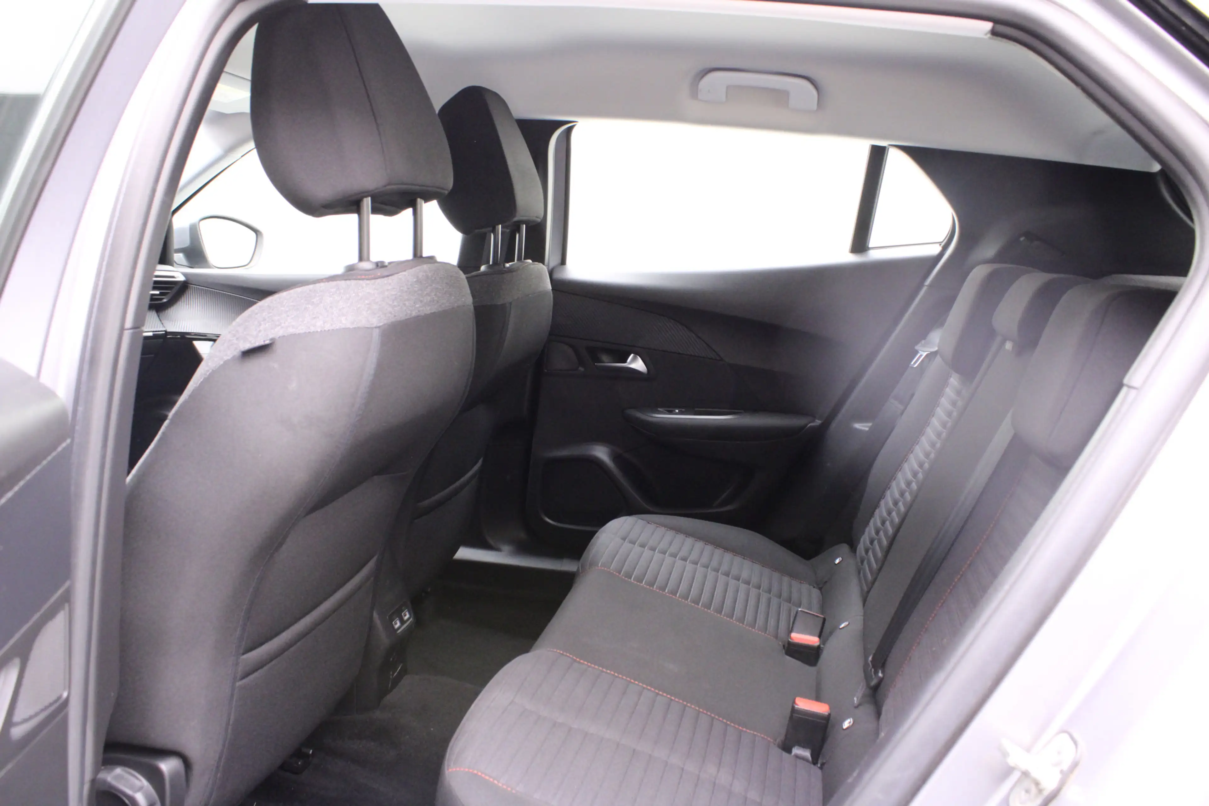 Peugeot e-2008 EV Active 50 kWh | Climate / Cruise / Carplay / Bl — photo 13
