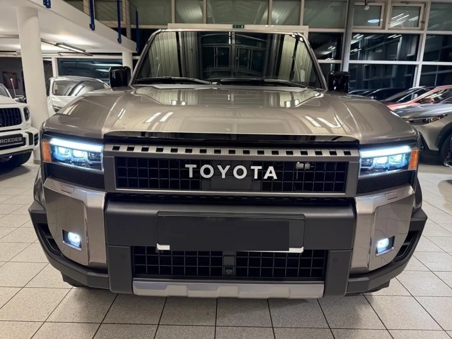 Toyota Land Cruiser Todoterreno Automático de 5 Puertas Grijs - 1