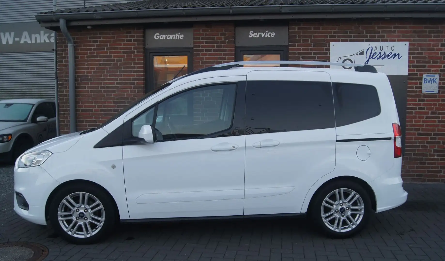 Ford Tourneo Courier 1.5 TDCi Titanium Ahk/Klima/Temp Weiß - 2