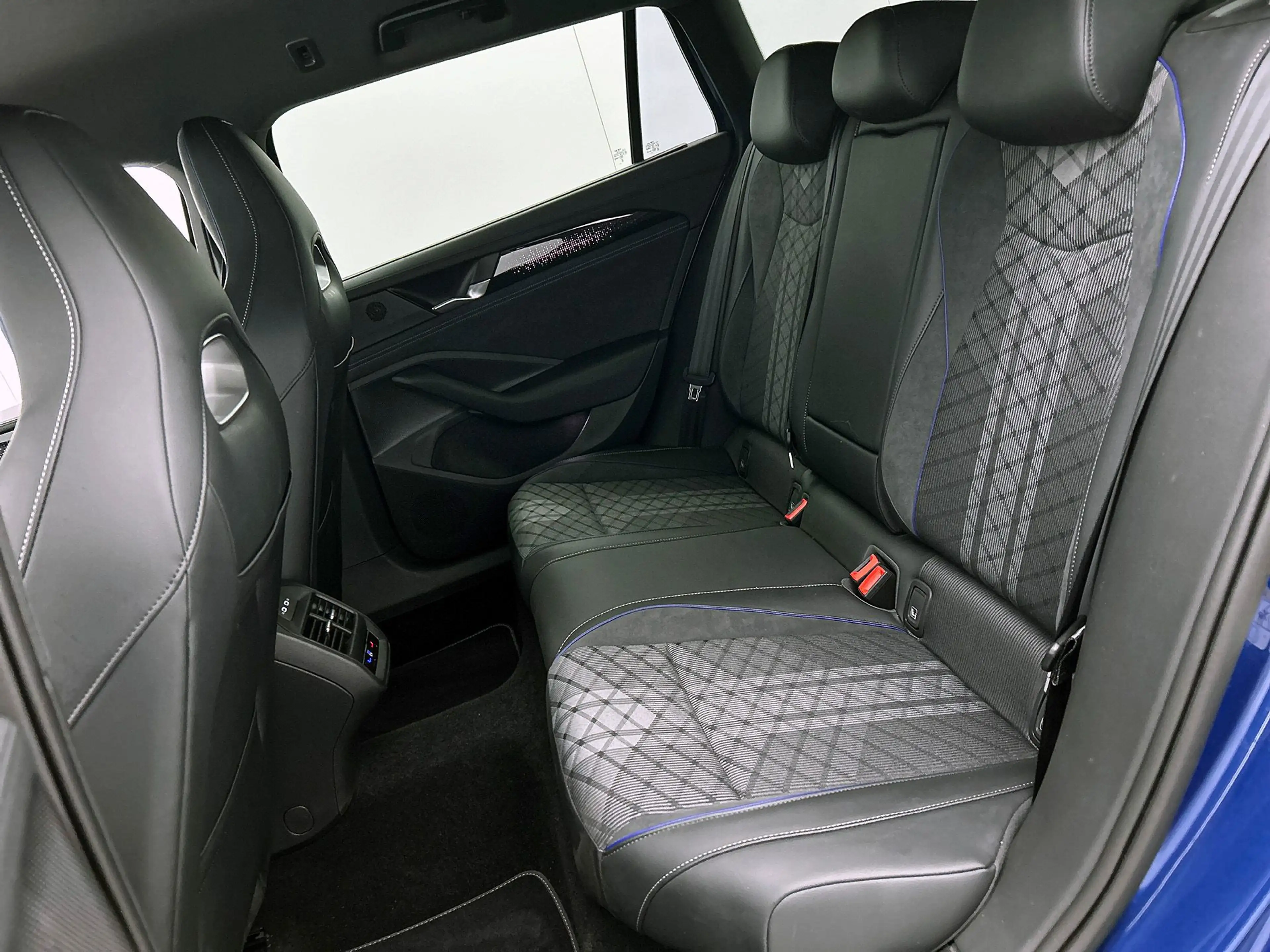 Volkswagen Passat Variant 1.5 eHybrid R-Line Edition | Camera | HeadUp Displ — photo 31
