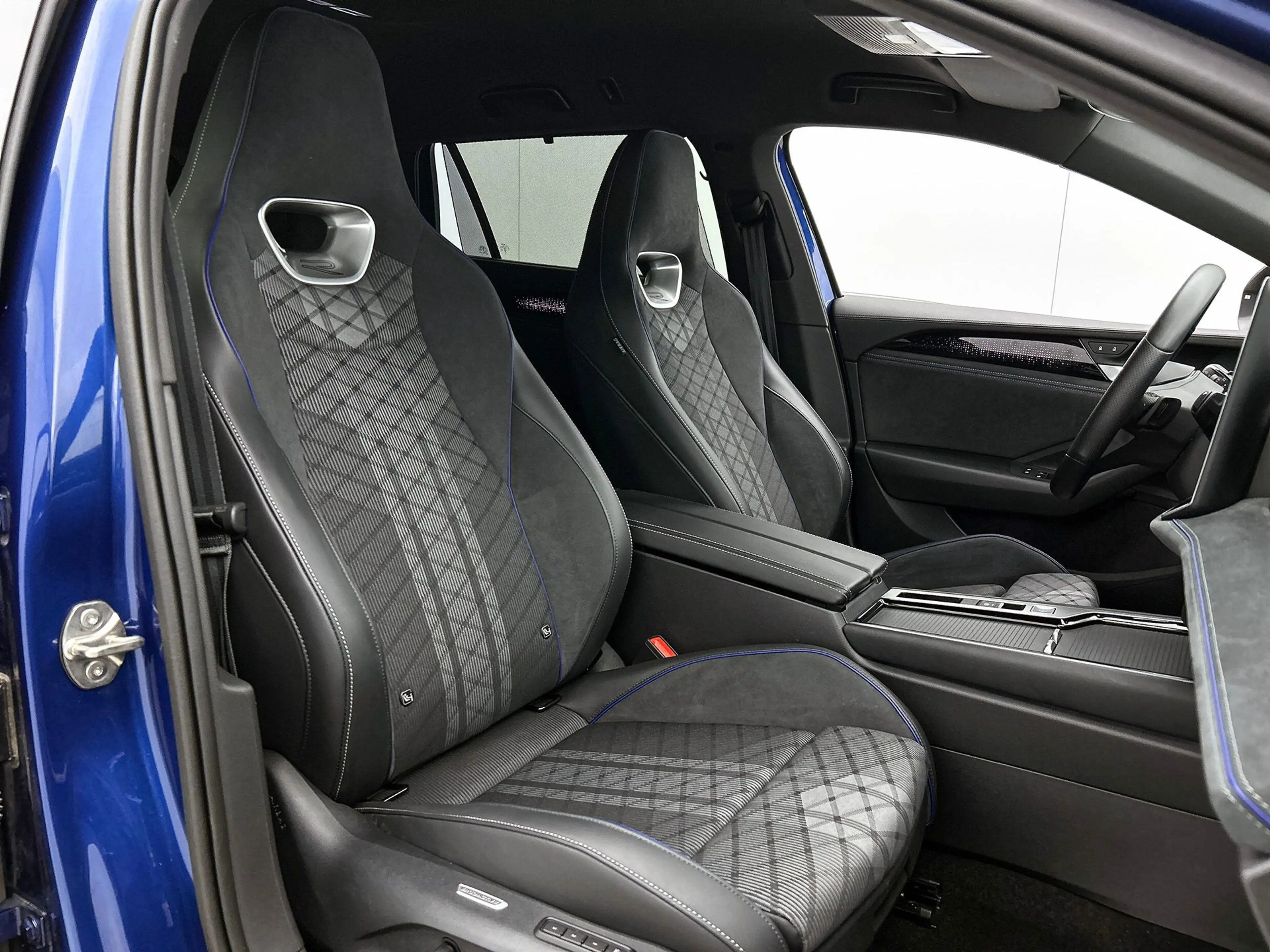 Volkswagen Passat Variant 1.5 eHybrid R-Line Edition | Camera | HeadUp Displ — photo 5