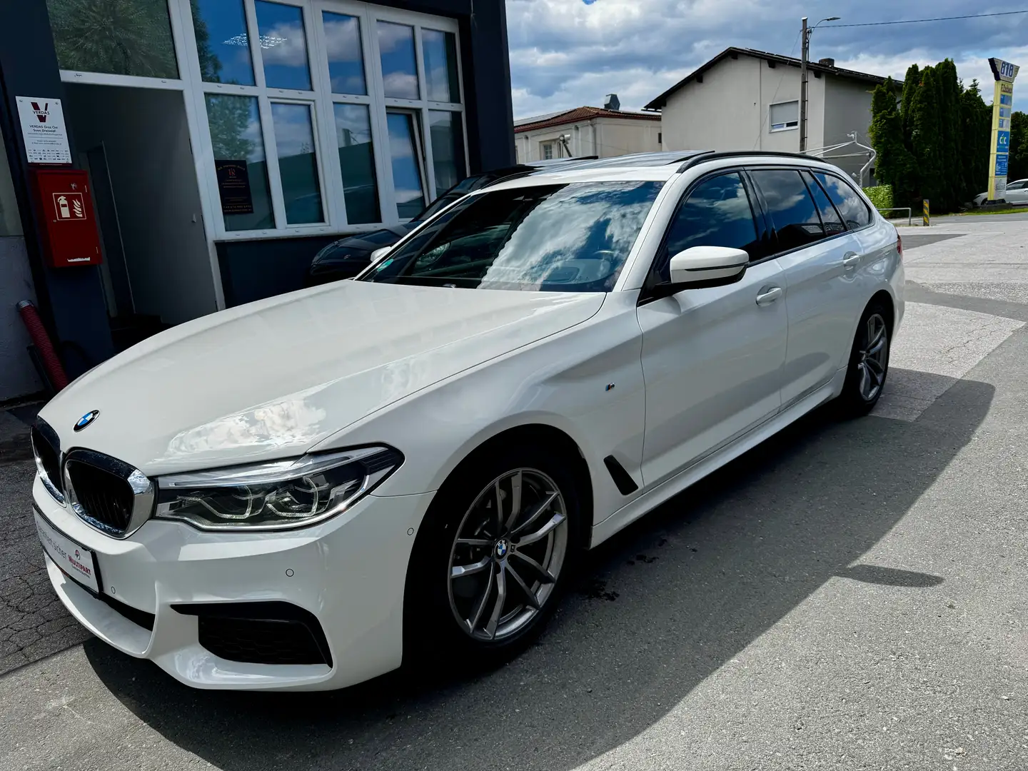 BMW 520 d Touring Aut. *M Sportpaket; PANO; DAP uvm.* Blanc - 1