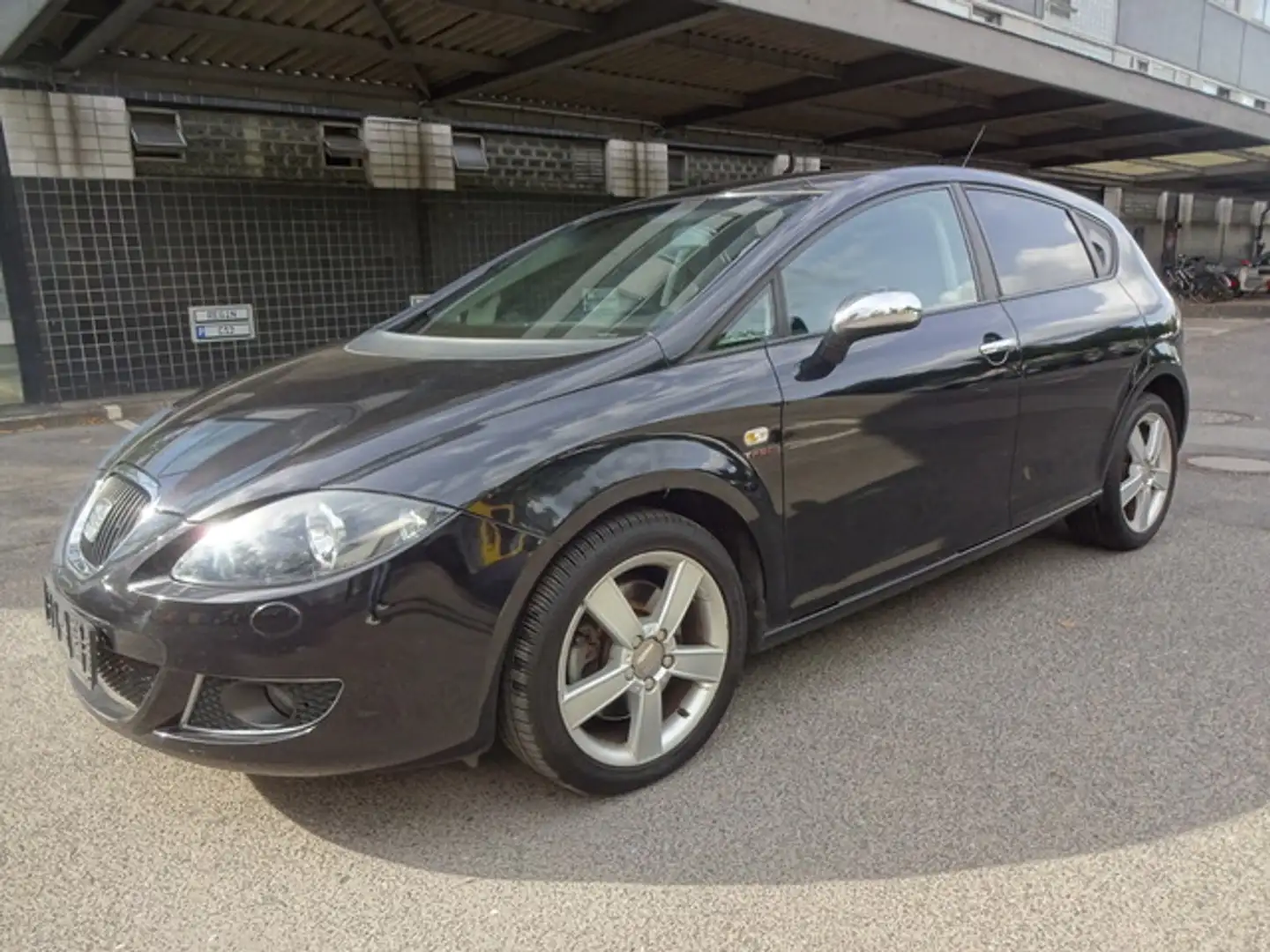 SEAT Leon / Erst 93 Tkm Stylance / Style Noir - 1