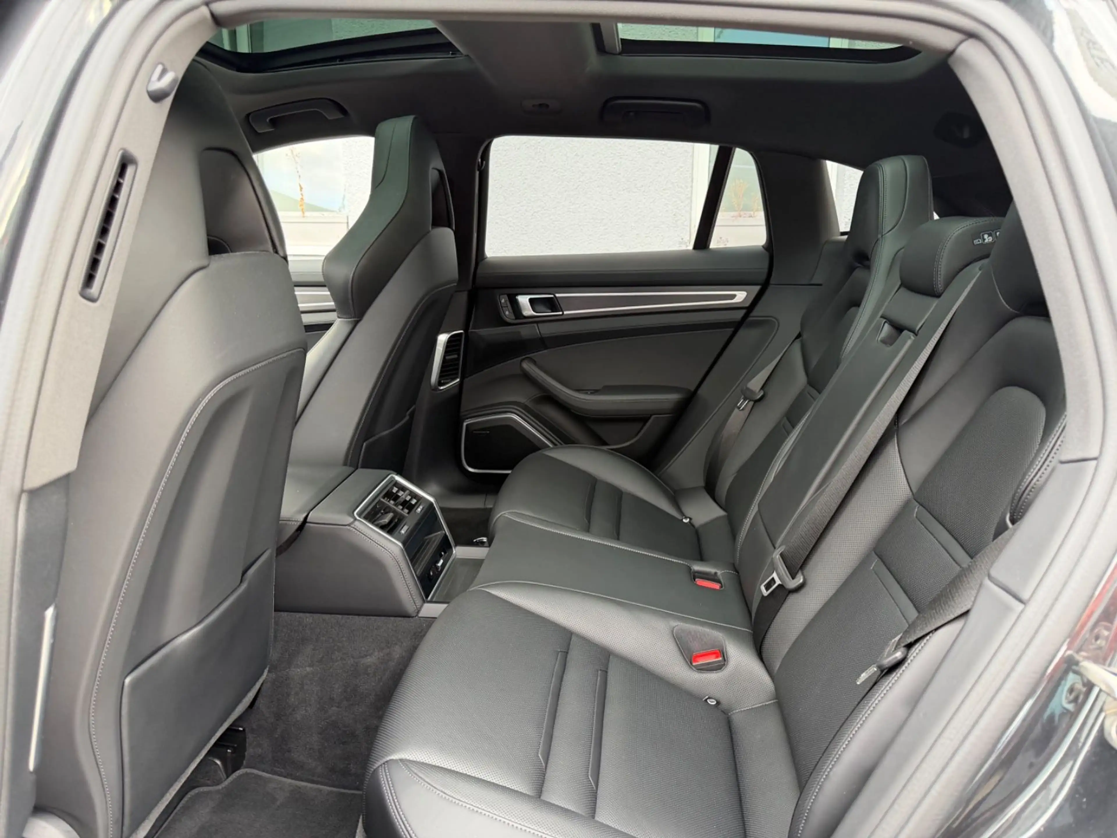Porsche Panamera Sport Turismo 4 E-Hybrid Platinum Editi — photo 14