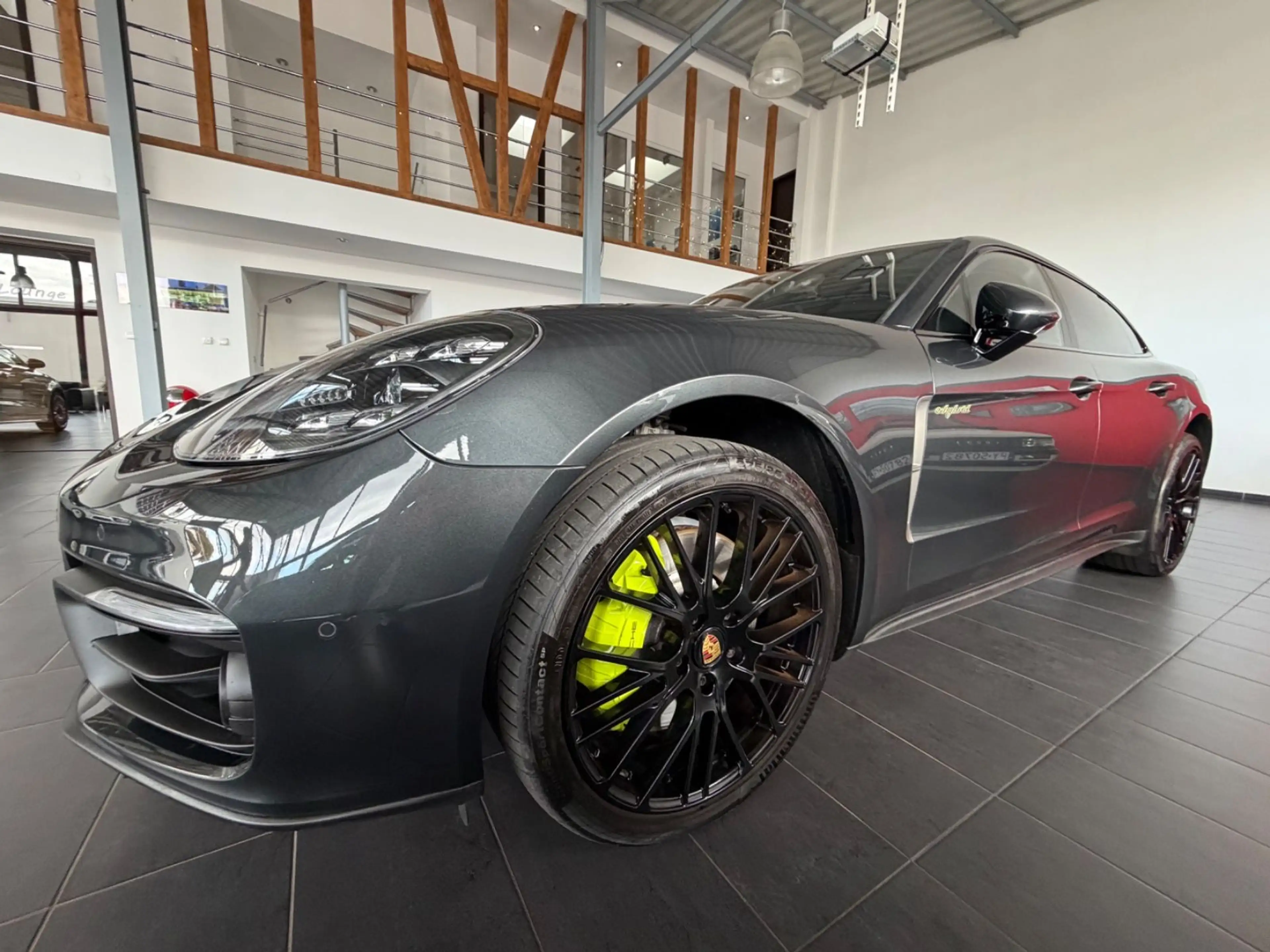 Porsche Panamera Sport Turismo 4 E-Hybrid Platinum Editi