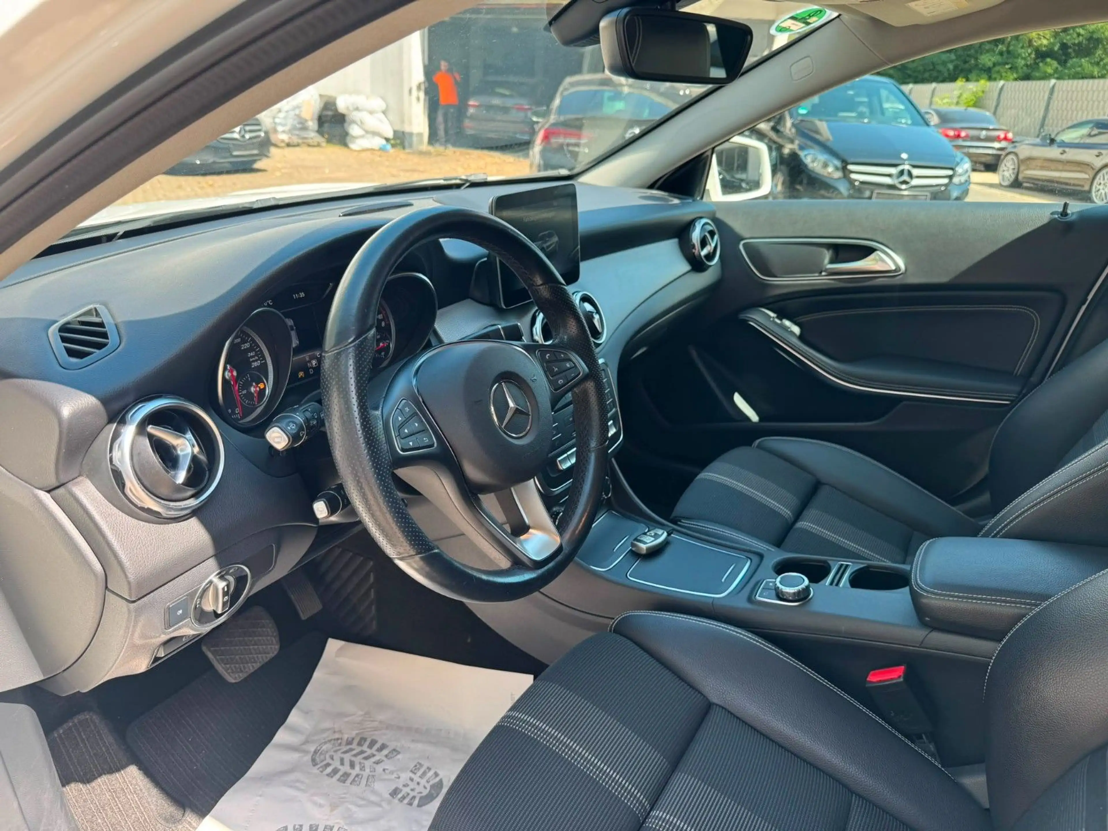 Mercedes-Benz GLA 200 7G Urban 7G/LED/R-KAM — photo 11