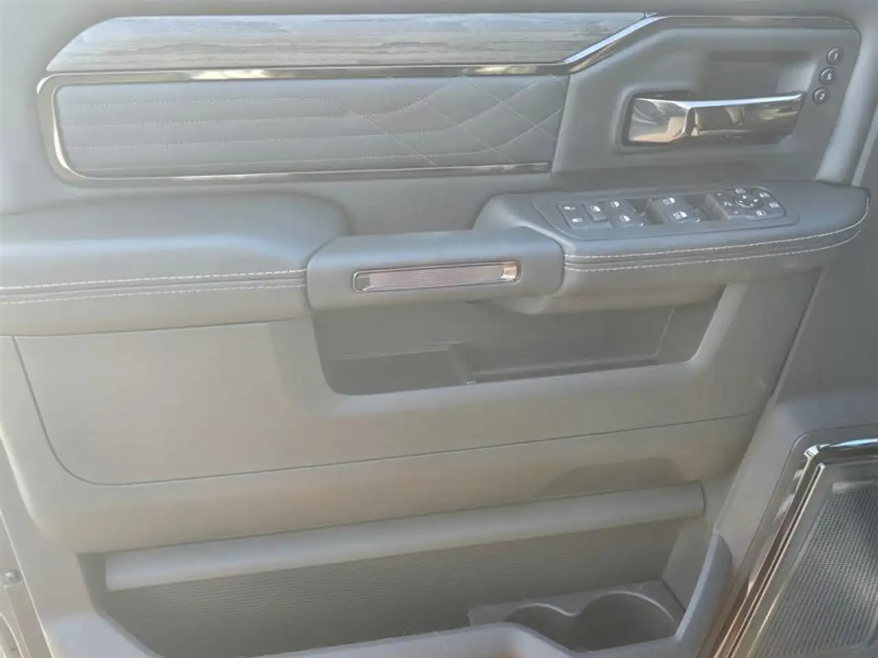 RAM 3500 снимка RAM 3500