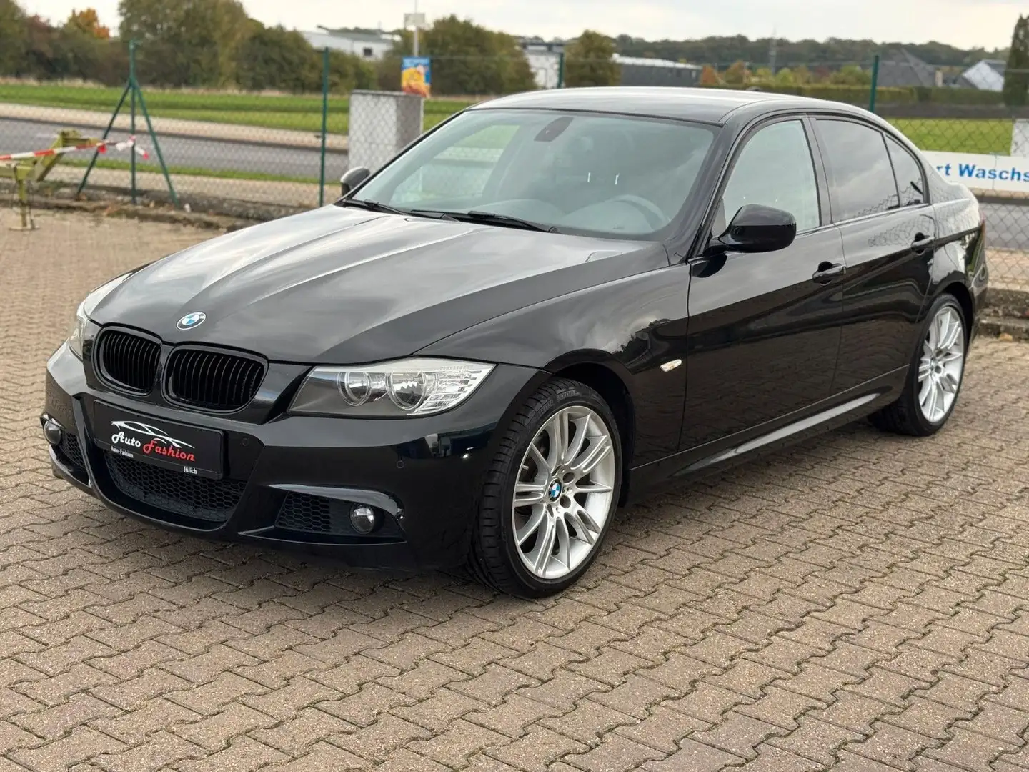 BMW 325 i Automatik xDrive M-Paket Alkantara 2.HAND Schwarz - 1