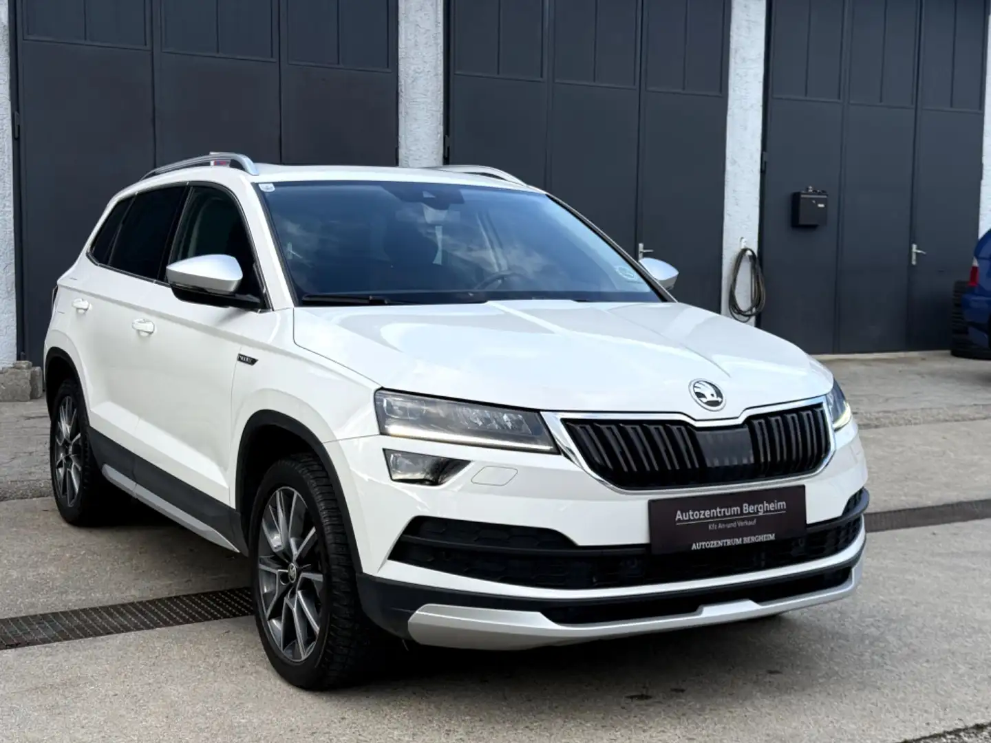 Skoda Karoq 2.0 TDI Scout 4x4 Weiß - 1