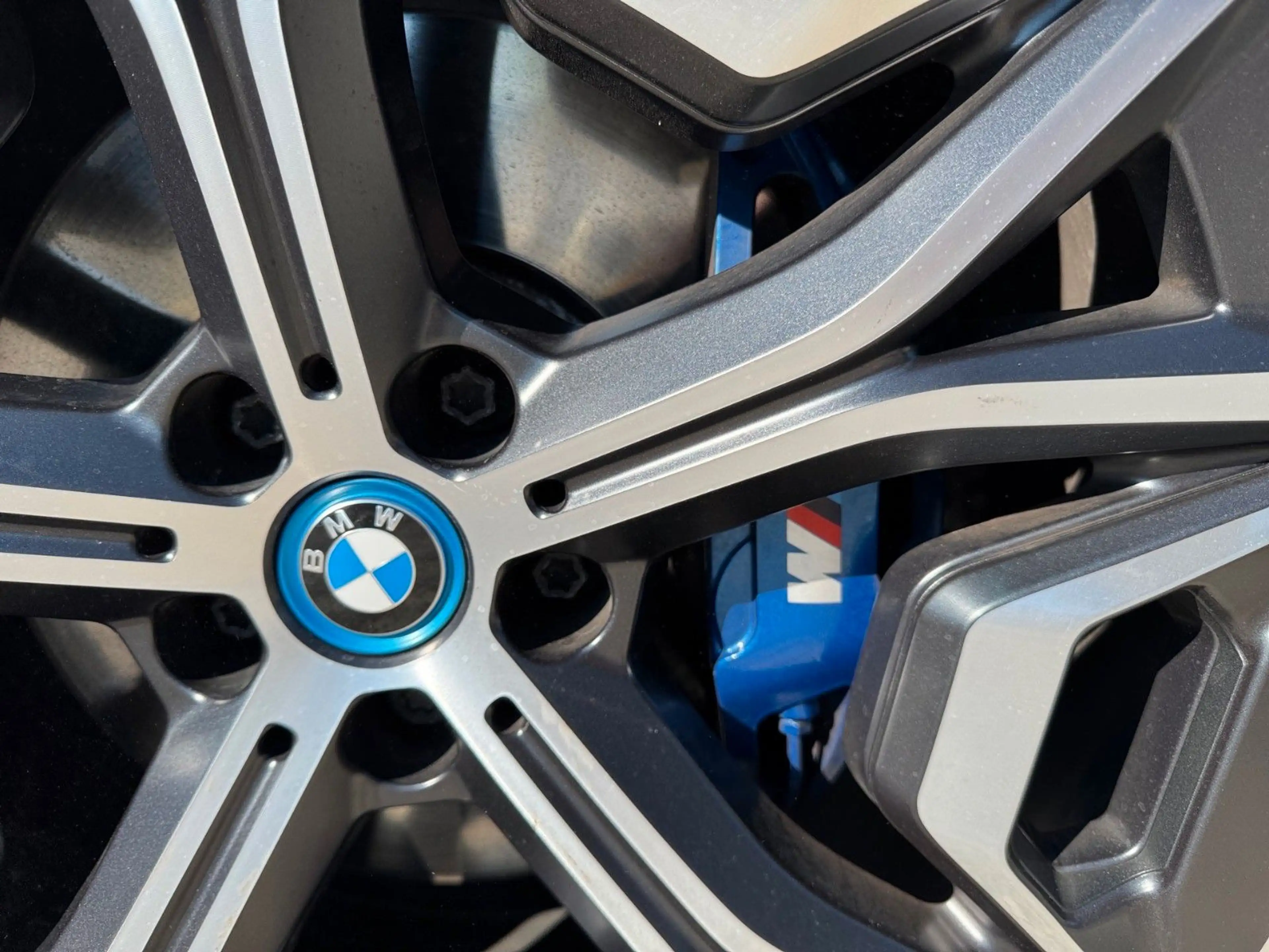 BMW iX M60 Sonderedition Label Red 1 of 1 — photo 9