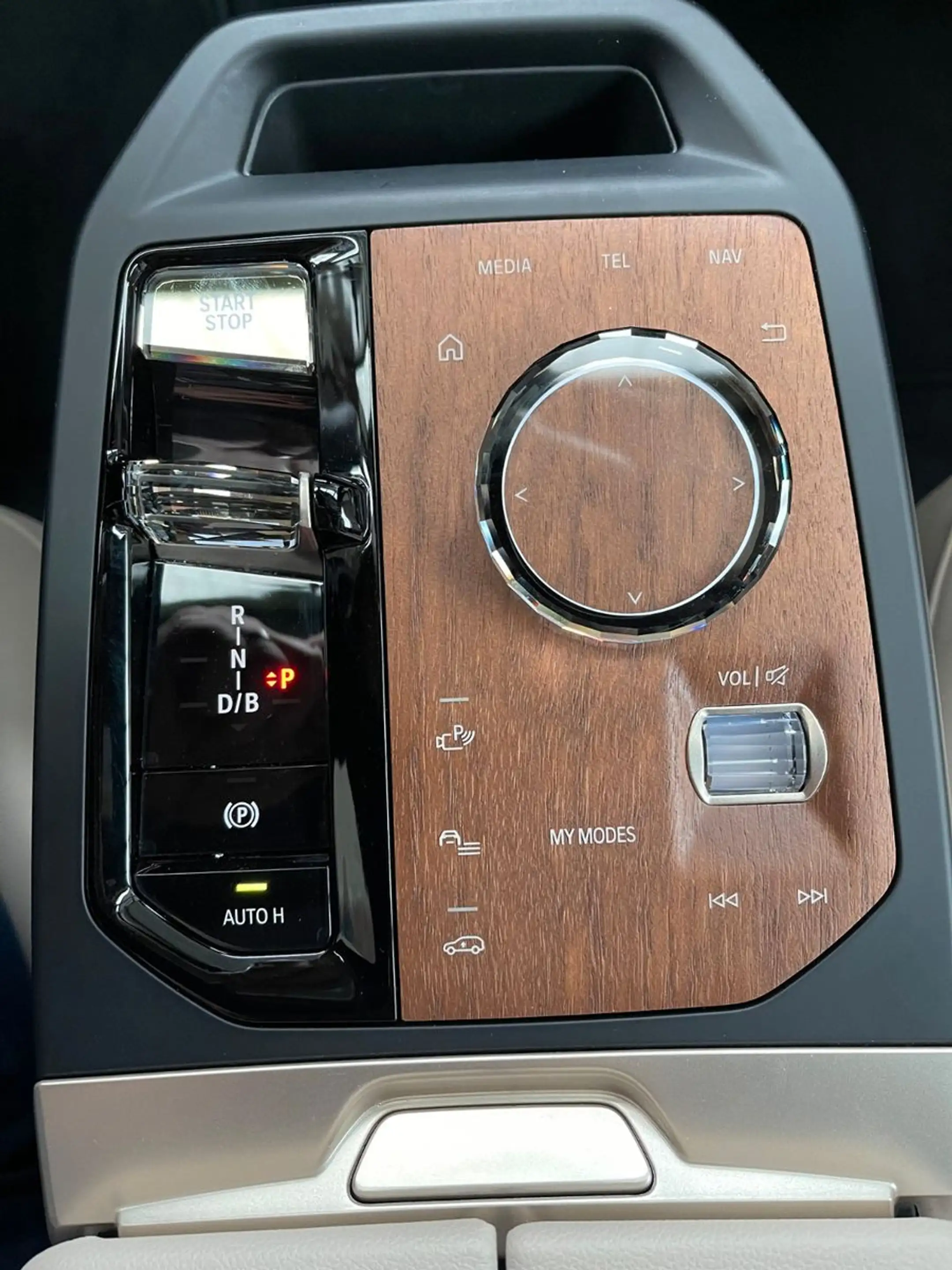 BMW iX M60 Sonderedition Label Red 1 of 1 — photo 11
