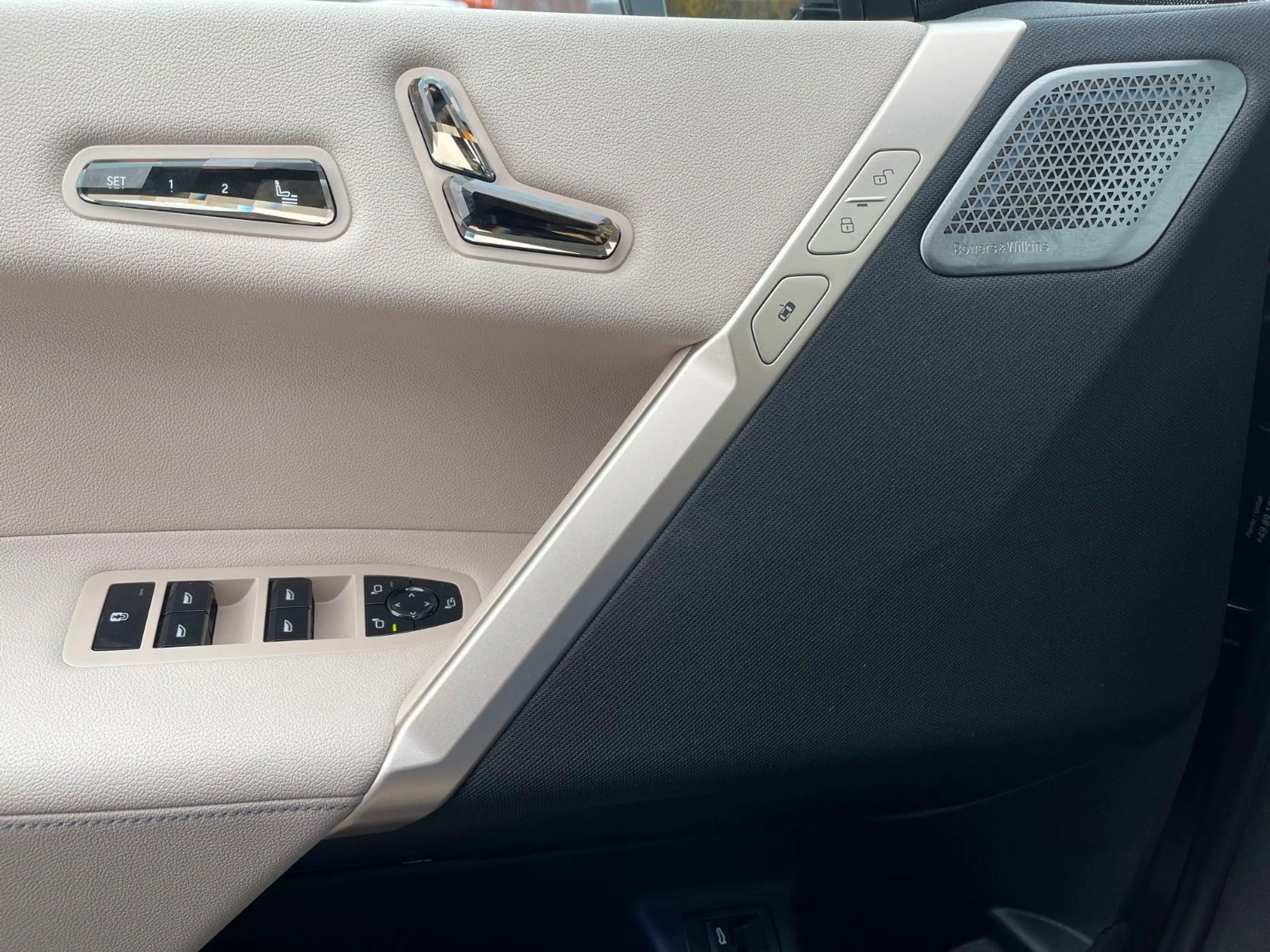 BMW iX M60 Sonderedition Label Red 1 of 1 — photo 12