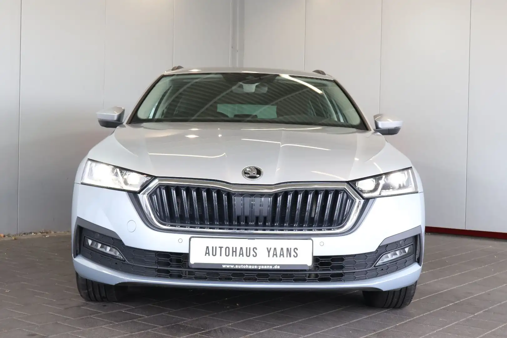 Skoda Octavia 2.0 TDI Ambition AID+ACC+LANE+KEY+LED Zilver - 2