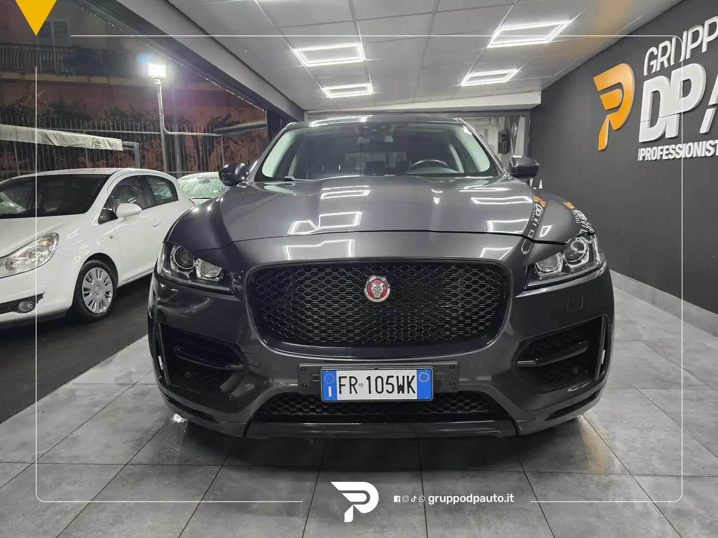 Jaguar F-Pace 2.0d i4 R-Sport Black Design Edition awd 180 cv Schwarz - 2
