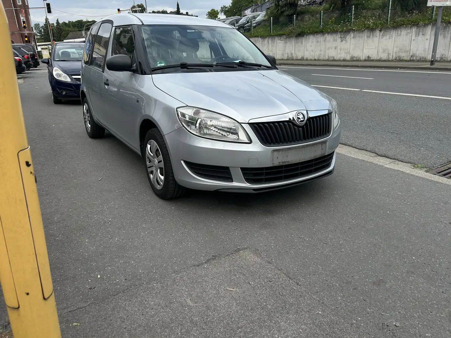 Skoda Roomster 1.2 Ambition PLUS EDITION Plateado - 2