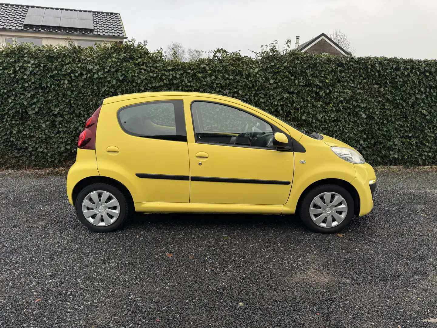 Peugeot 107 1.0 Active | Airco | Elekt. Ramen | Stuurbekrachti Geel - 2