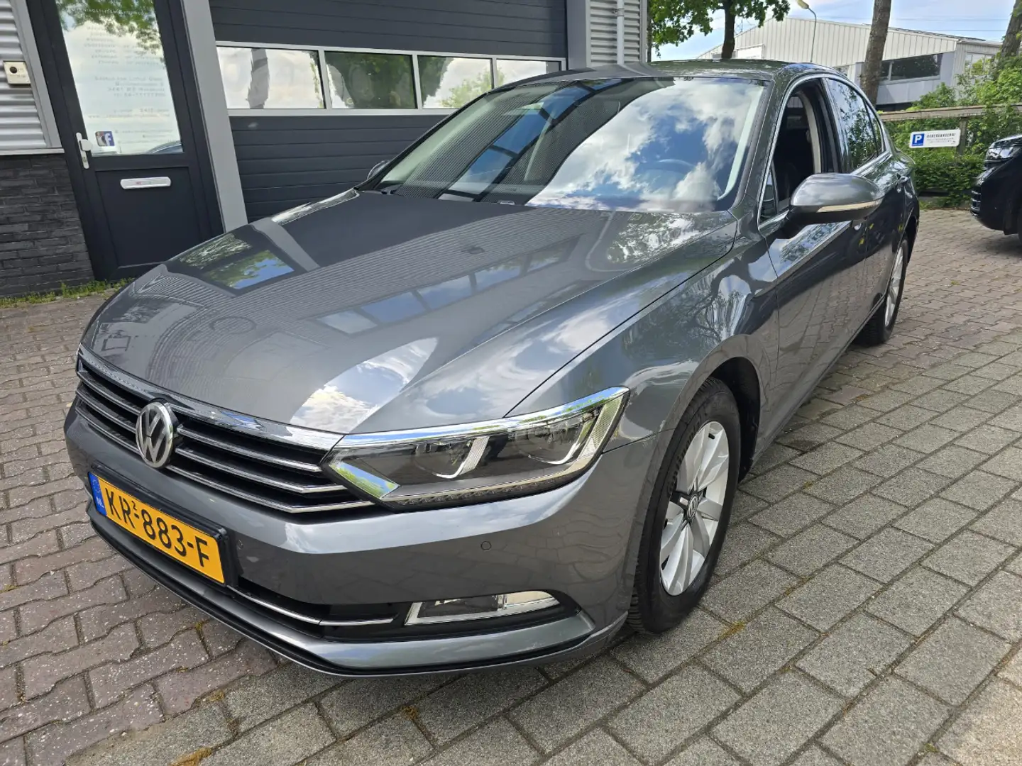 Volkswagen Passat 1.6 TDI Connected Series Šedá - 1