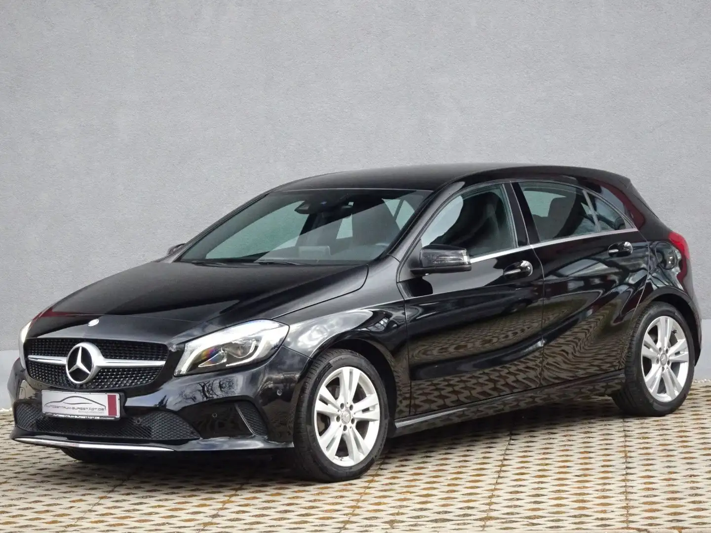 Mercedes-Benz A 160 Score LED/Navi/Sportsitze/SitzHZG/PDC/17" Schwarz - 1