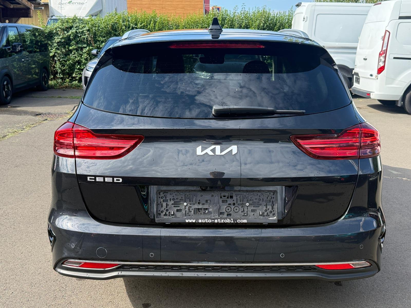 Kia Ceed SW / cee'd SW 1,6 CRDi Silber 48V DCT *Automatik* — photo 5