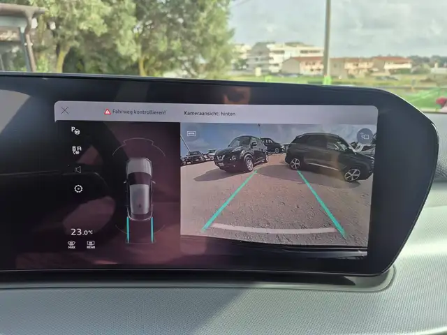 Audi Q3 view 19
