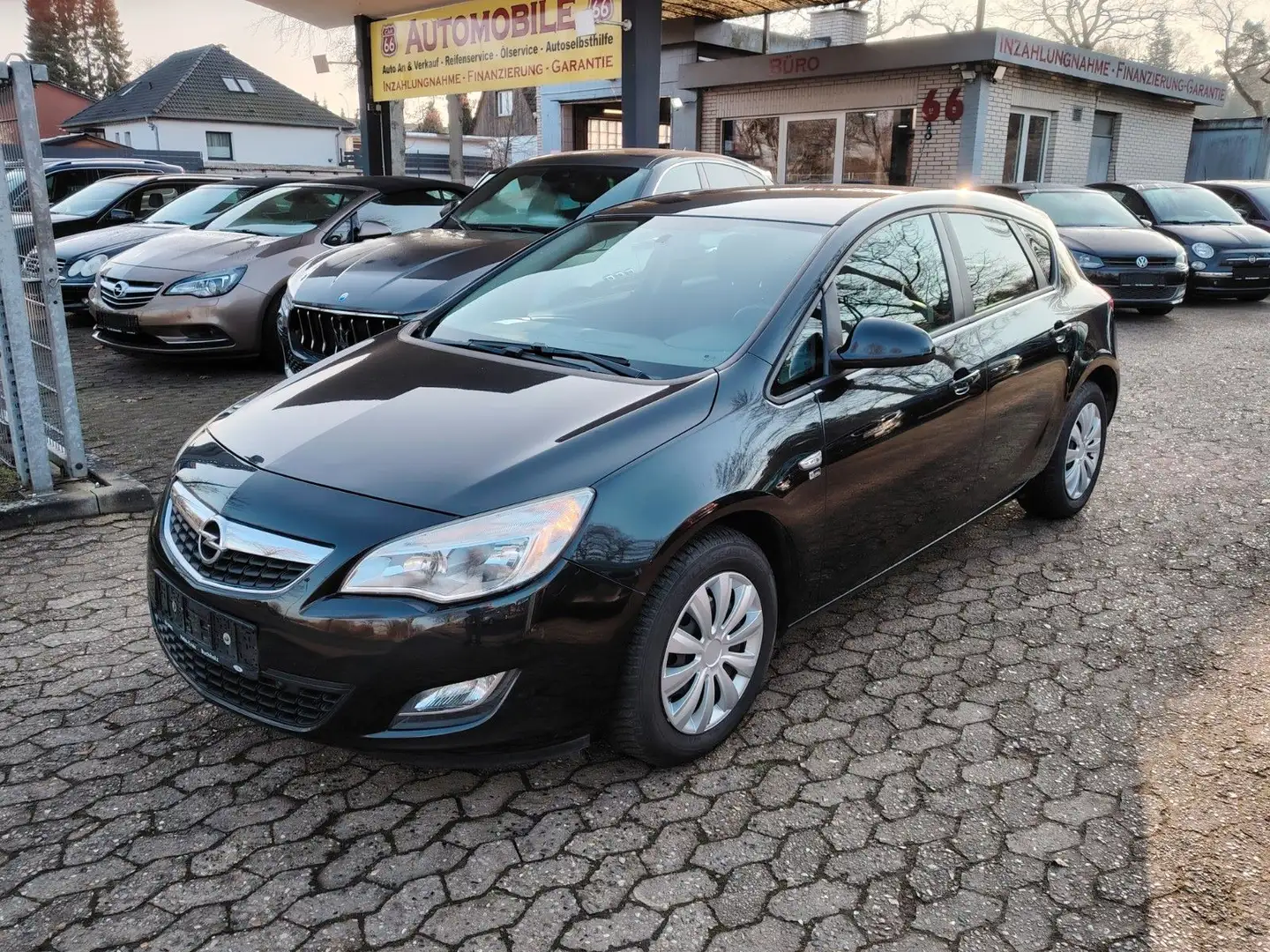 Opel Astra J 150 Jahre Opel / Sitzheizung / Klimaanla Schwarz - 1