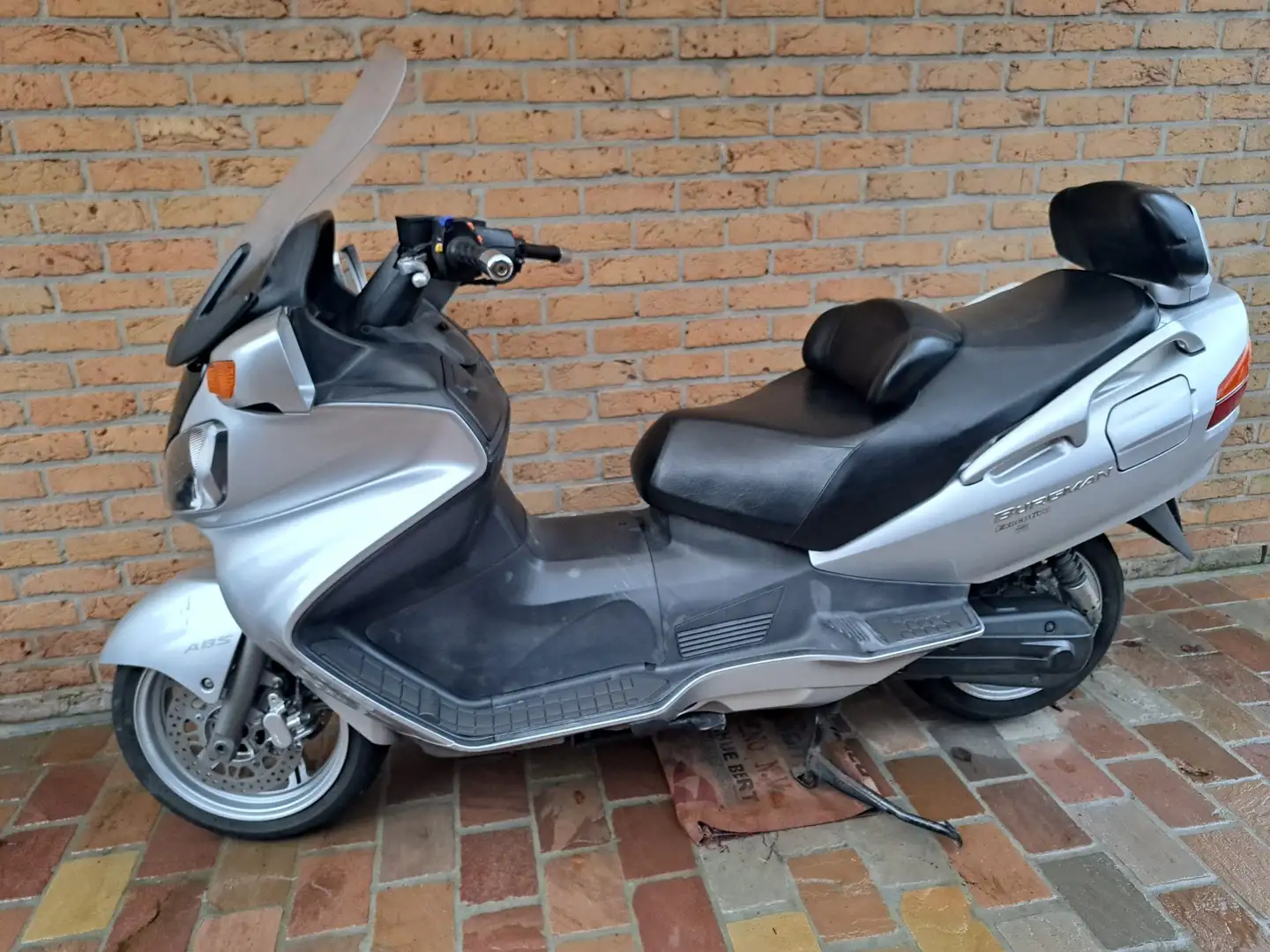Suzuki Burgman 650 Argintiu - 1