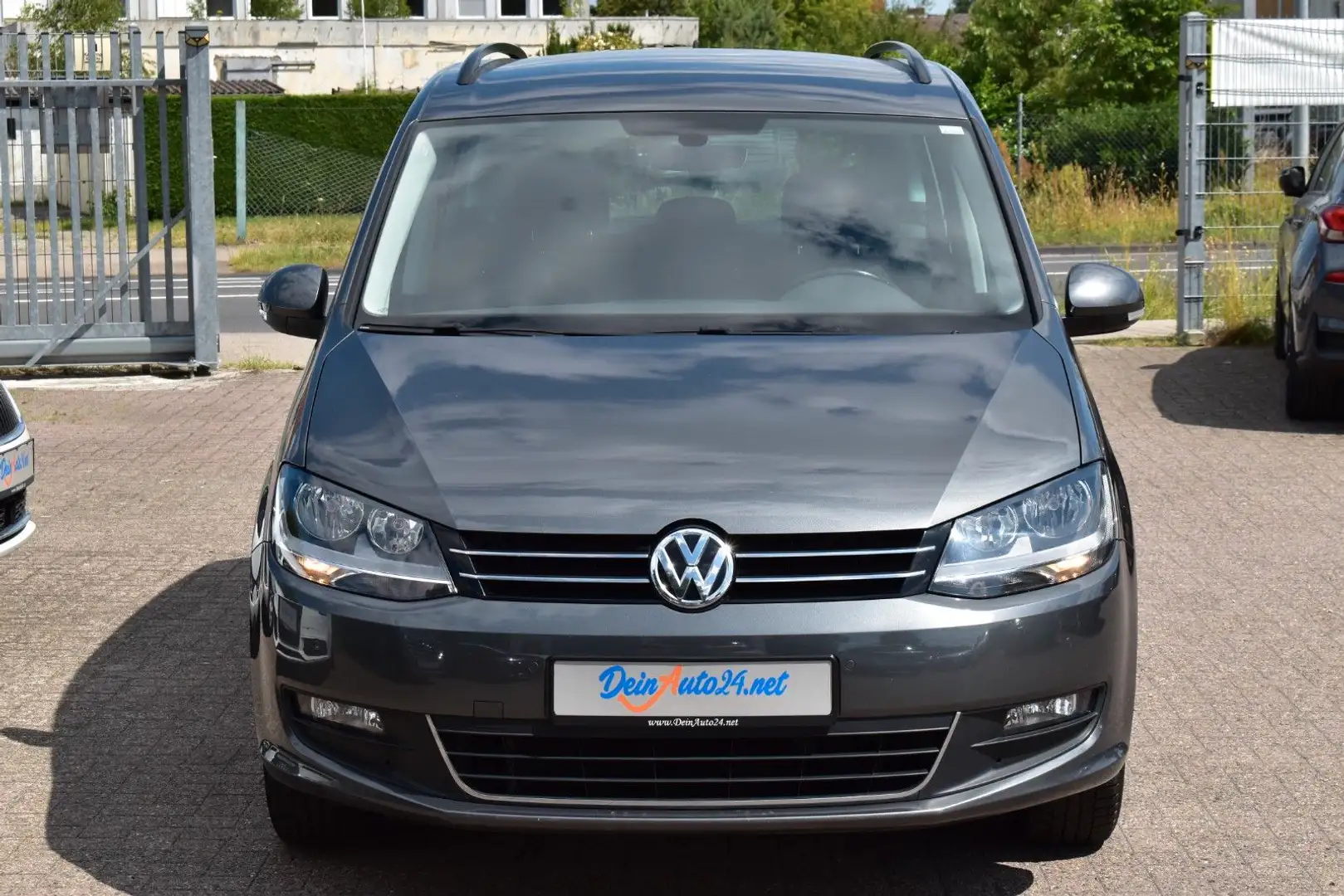 Volkswagen Sharan Comfortline BMT 2.Hd| DSG|7 Si.| Navi|PDC Grau - 2