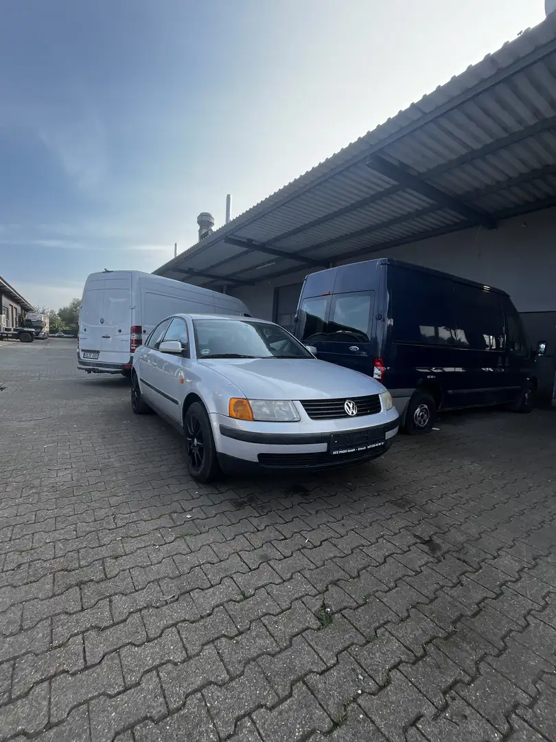 Volkswagen Passat 1.6 Comfortline - 1