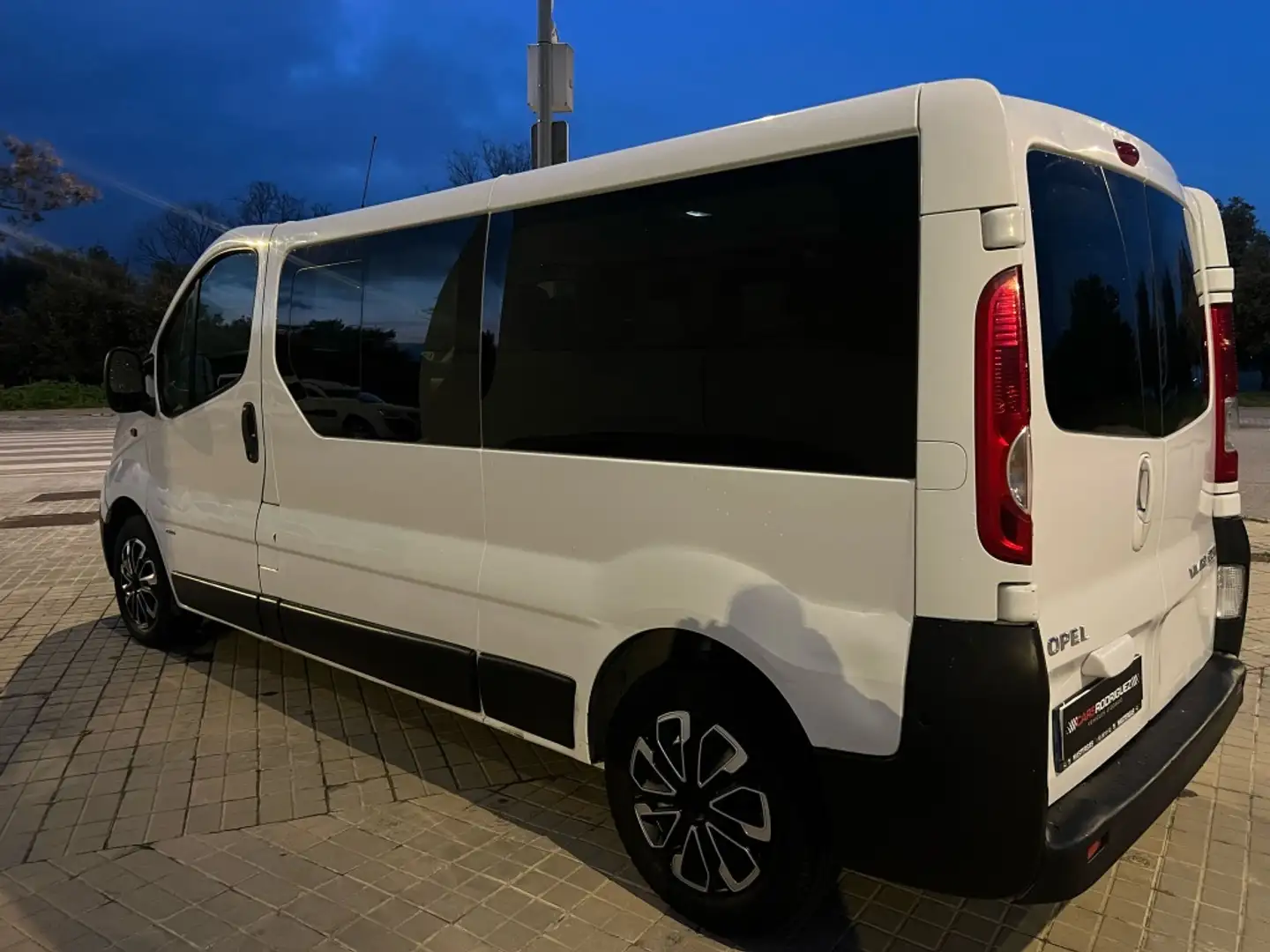 Opel Vivaro Viv. Com9 2.0CDTi 29 L2 Total Acrist. 146 Blanc - 1