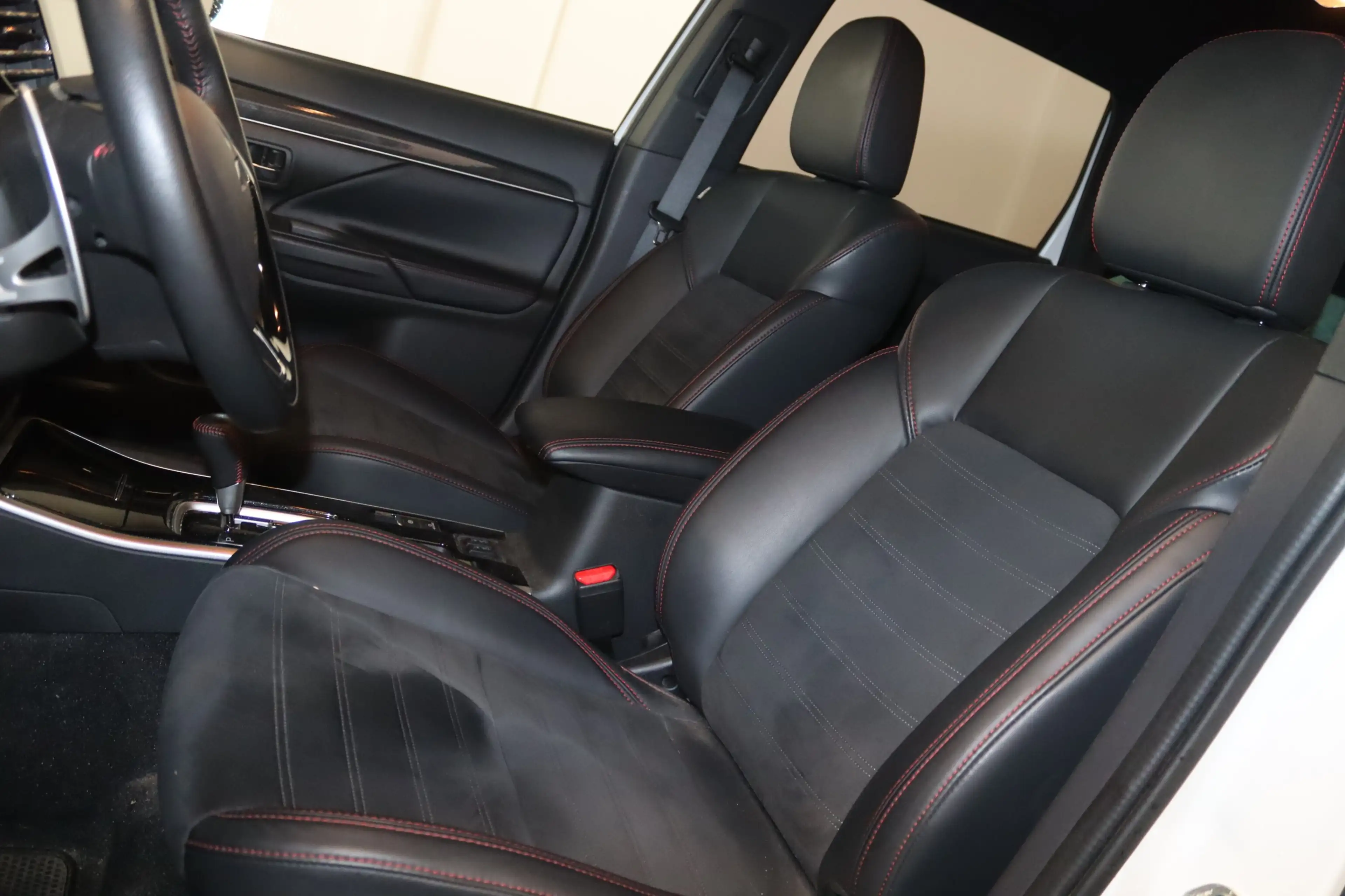 Mitsubishi Outlander 2.0 Spirit+ 2WD-NAV-360°-LED-SHZ-KESSY — photo 4