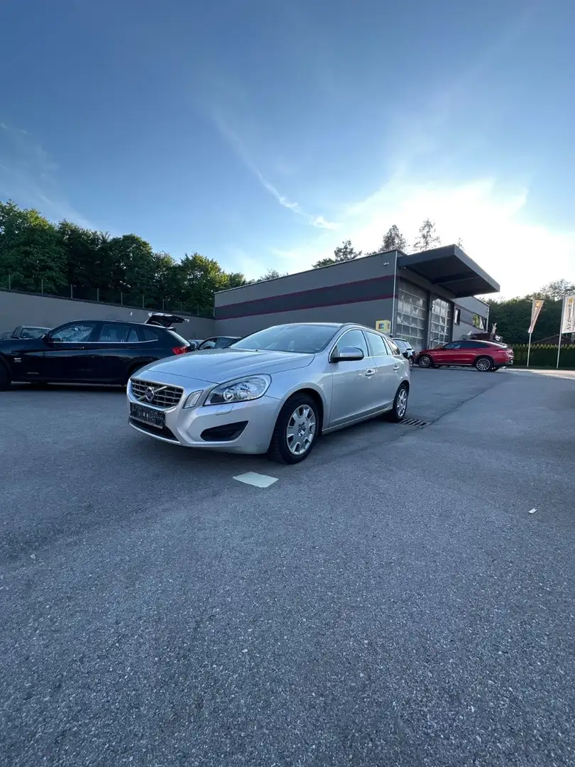 Volvo V60 Kombi Momentum Plateado - 2