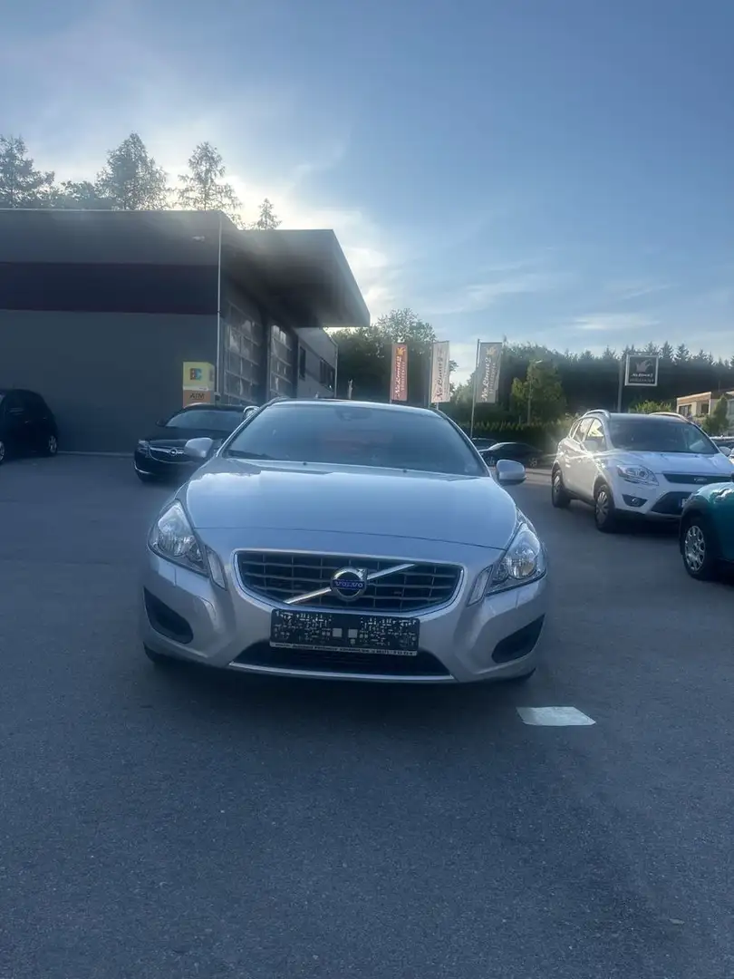 Volvo V60 Kombi Momentum Plateado - 1
