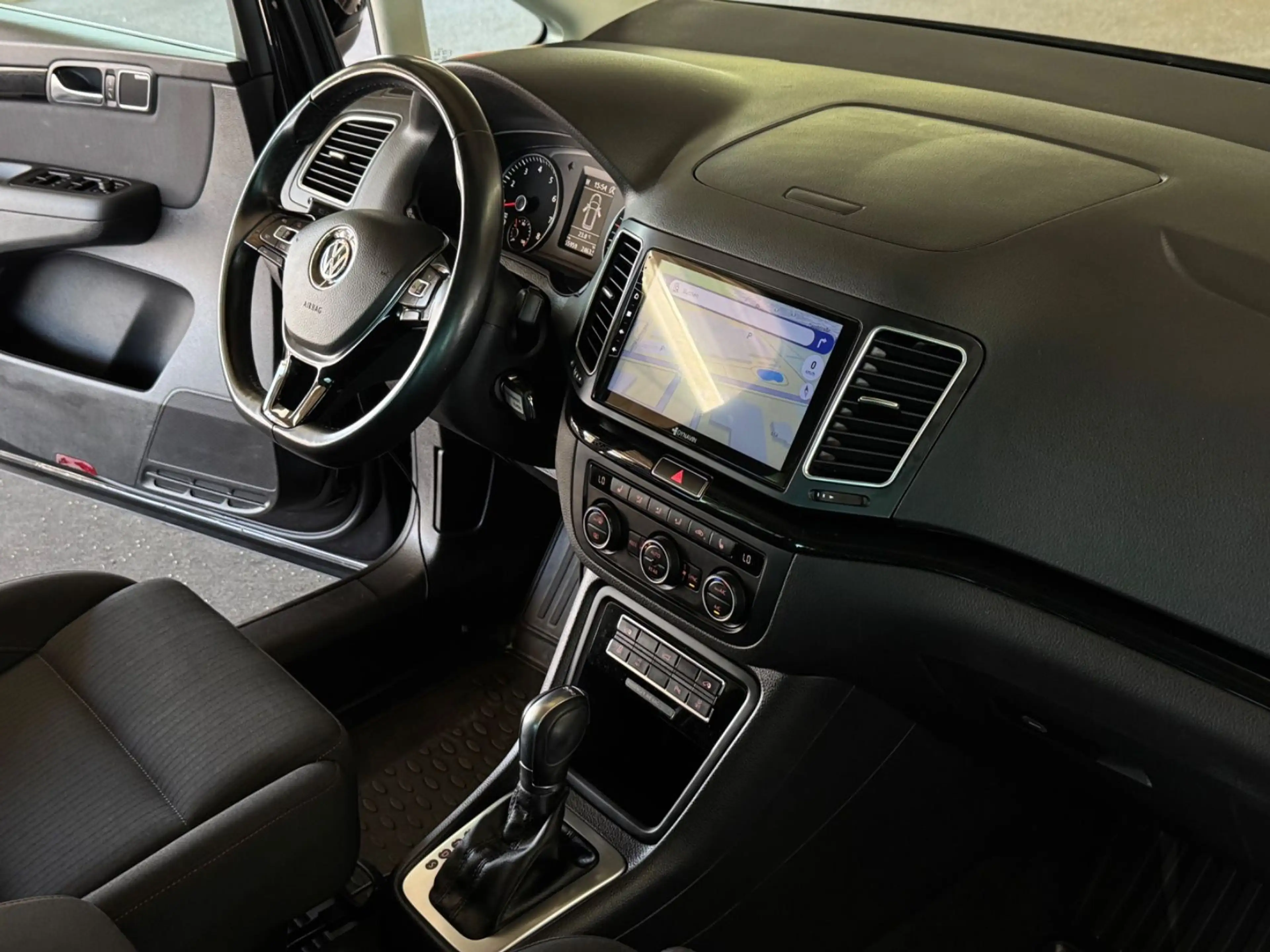 Volkswagen Sharan DSG 7Sitz AHK*STHZ*APP*LED*SHZ*ACC*PAN*RK — photo 12